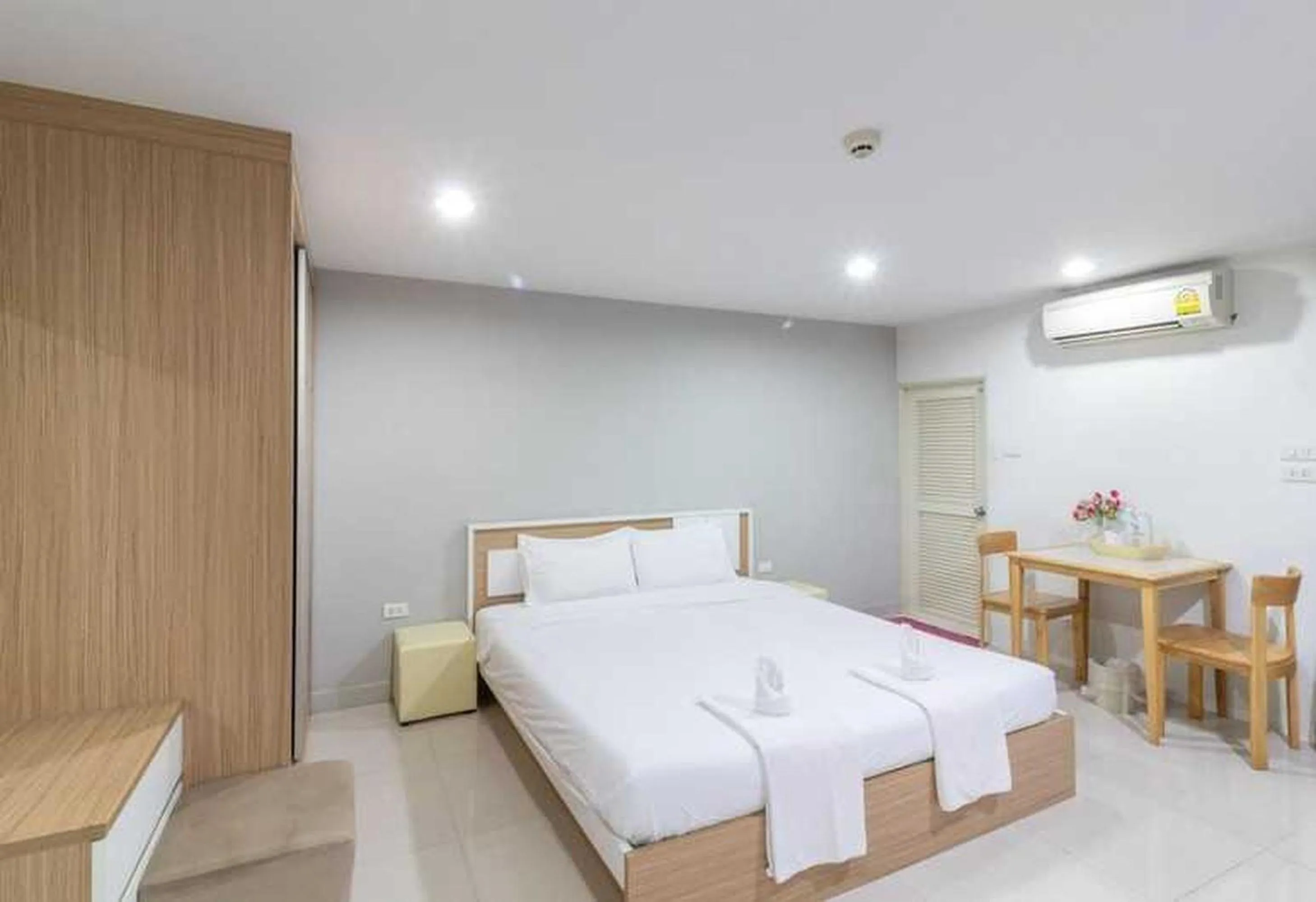 Photo of the whole room, Bed in Townhouse Siam Privi Hotel