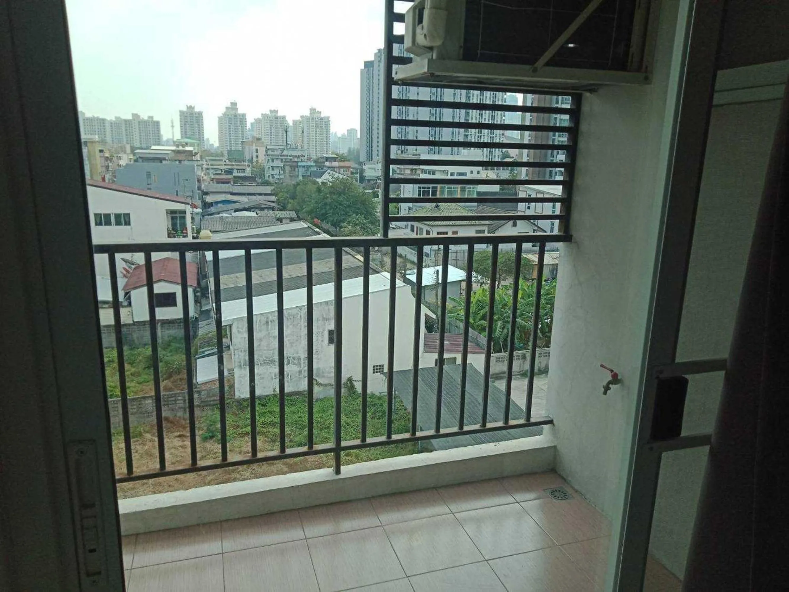 Photo of the whole room in Townhouse Siam Privi Hotel