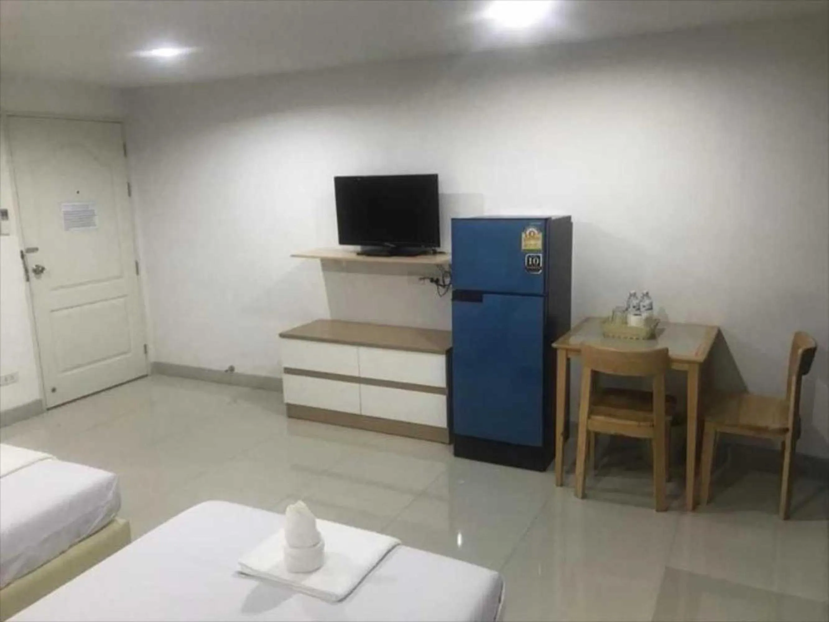 Photo of the whole room, Bed in Townhouse Siam Privi Hotel