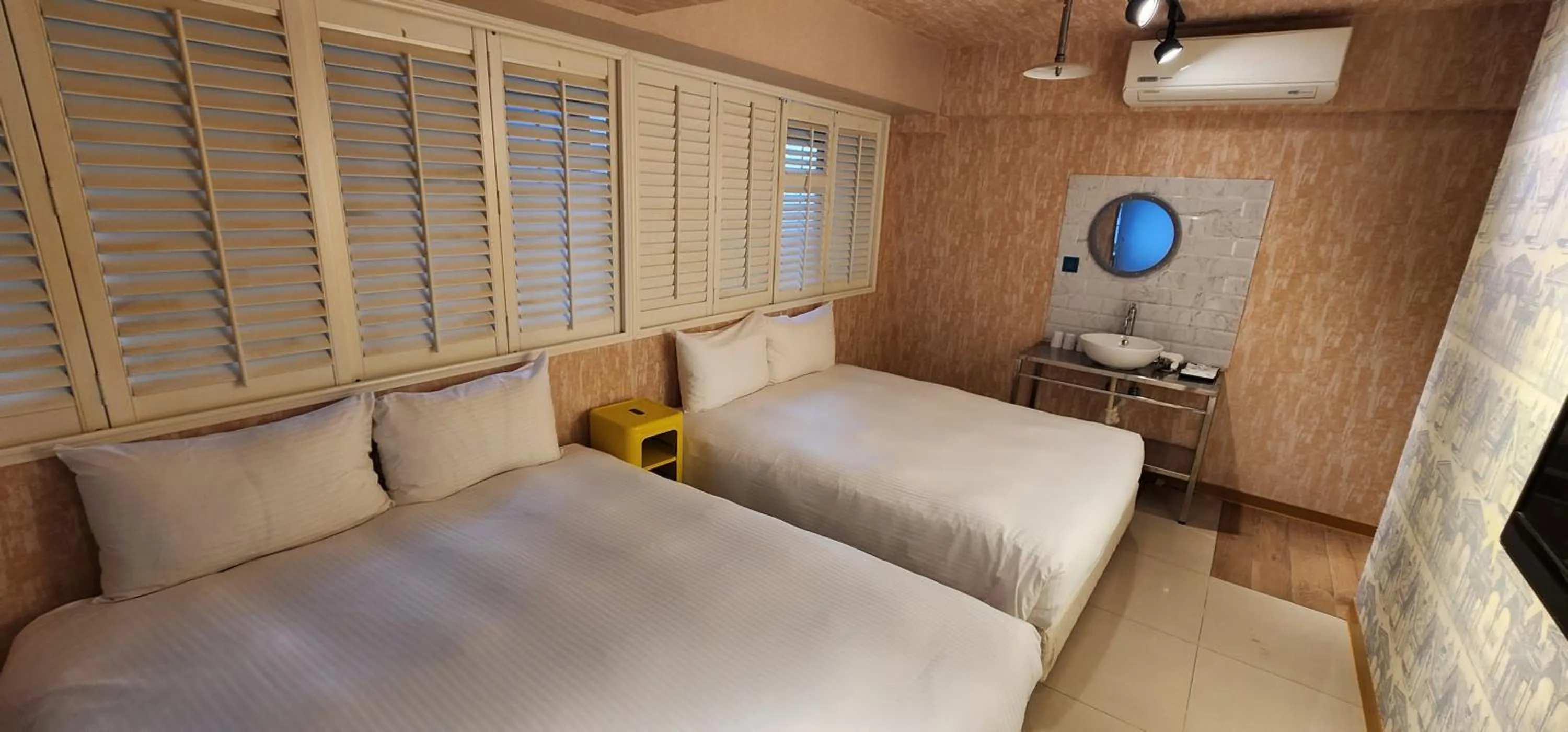 Standard Quadruple Room with window in 慶爾喜旅館長沙館Cheers Loft Self Check-in Hotel