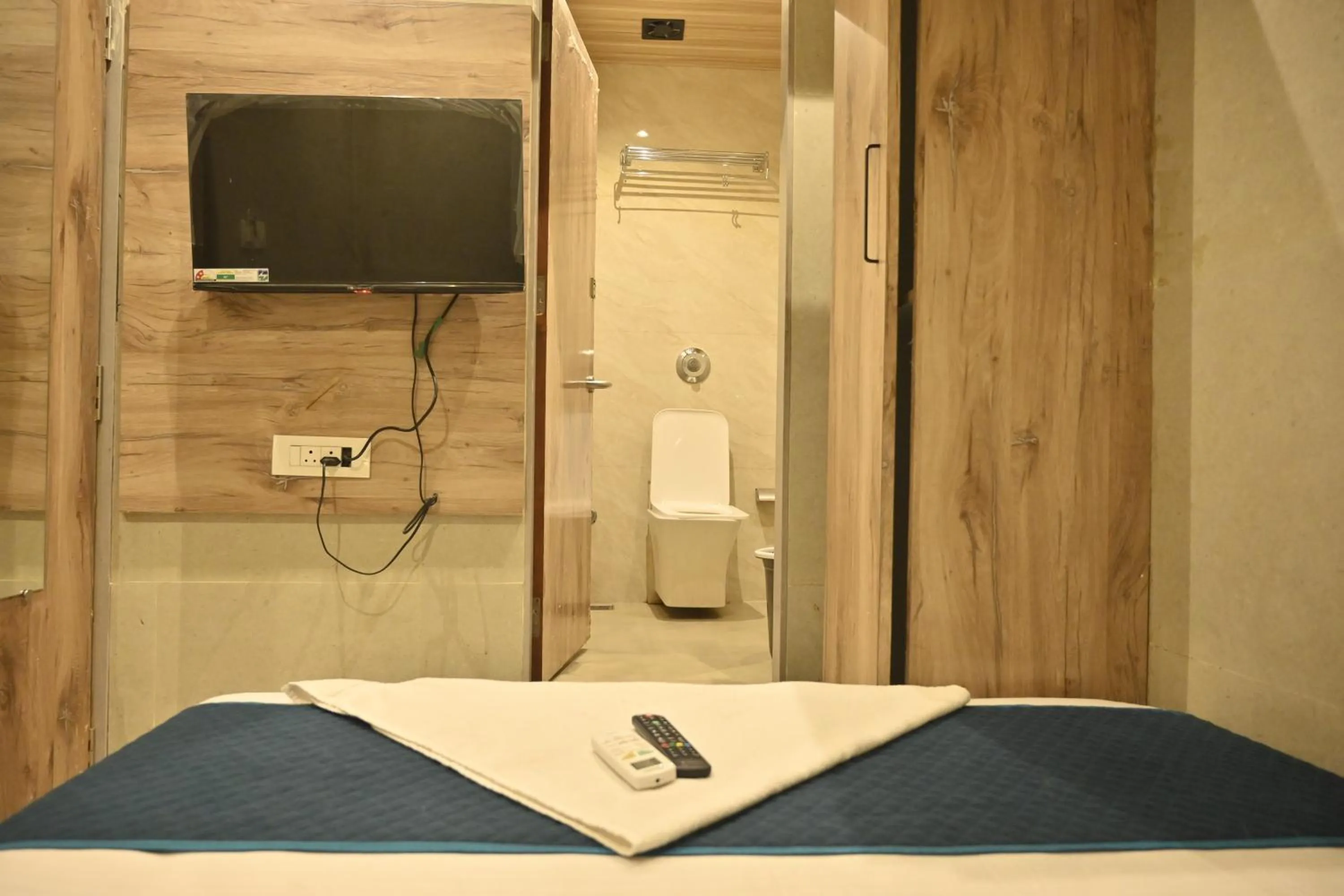 Bathroom, Bed in Hotel Royal BKC