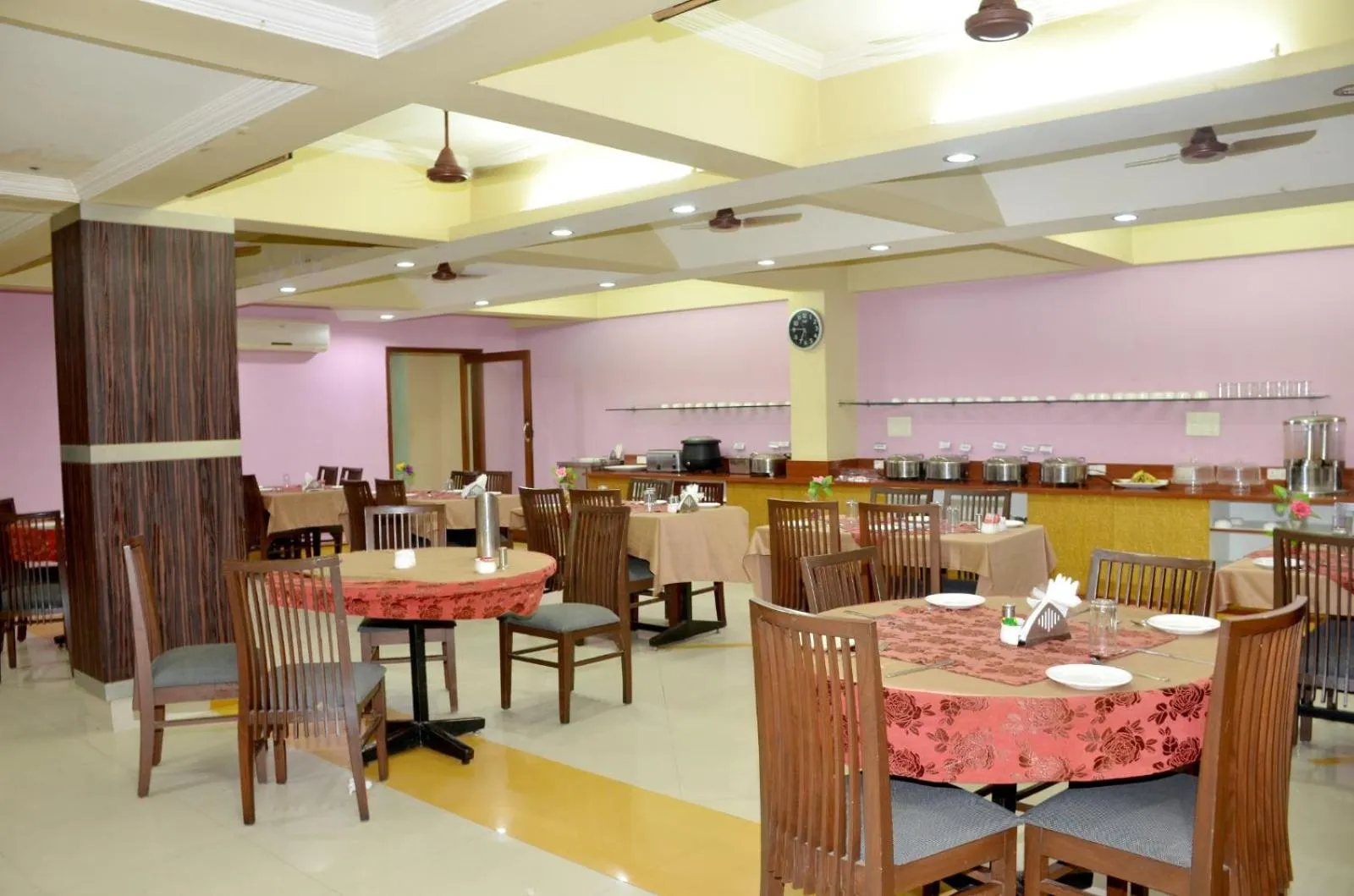 Restaurant/places to eat in Hotel Heeralal