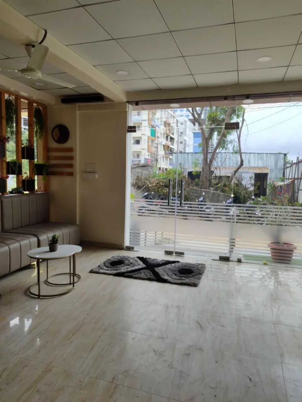 Seating area in Yellow Sapphire Hotel Hitech City