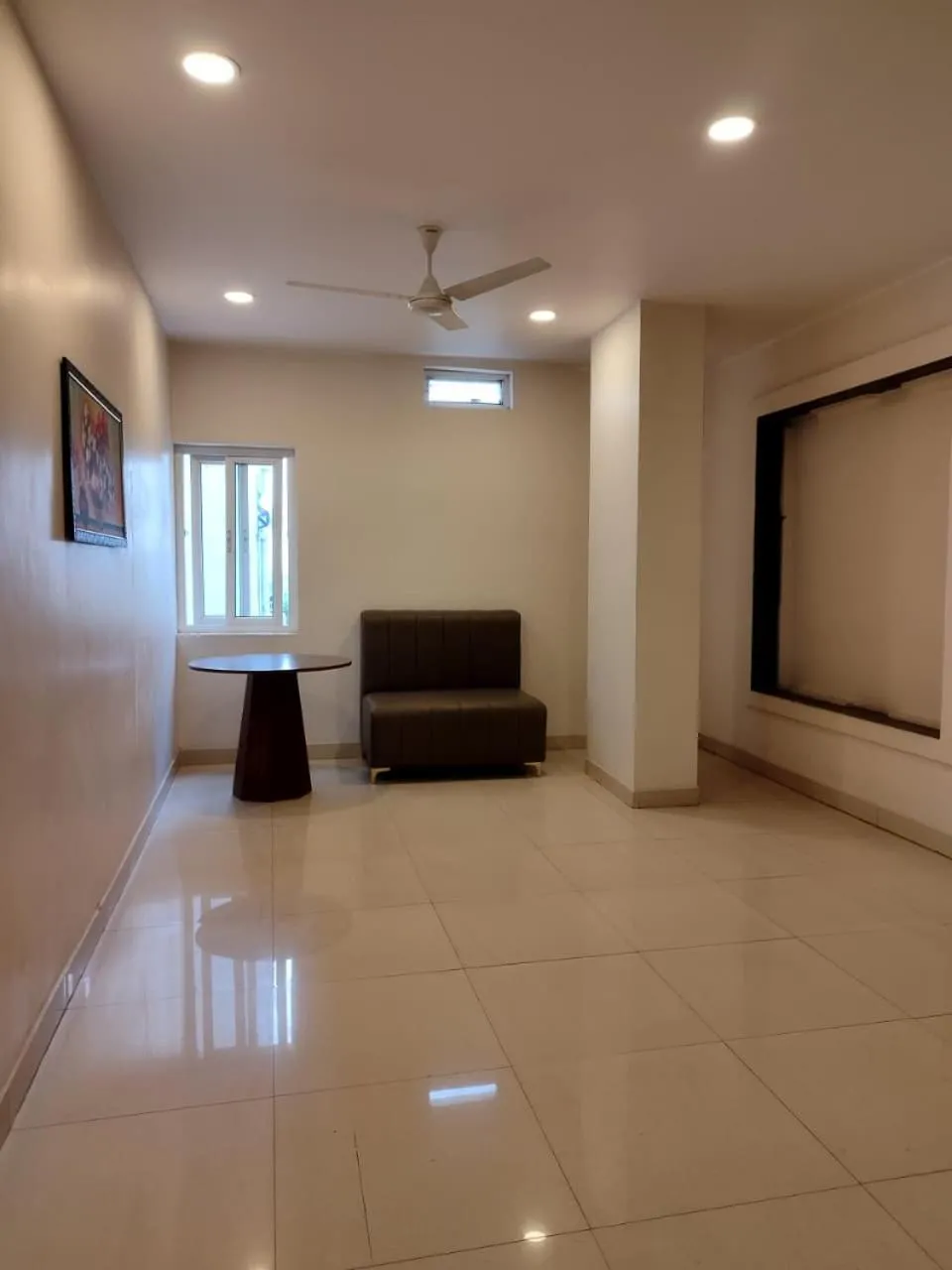 Seating area in Yellow Sapphire Hotel Hitech City