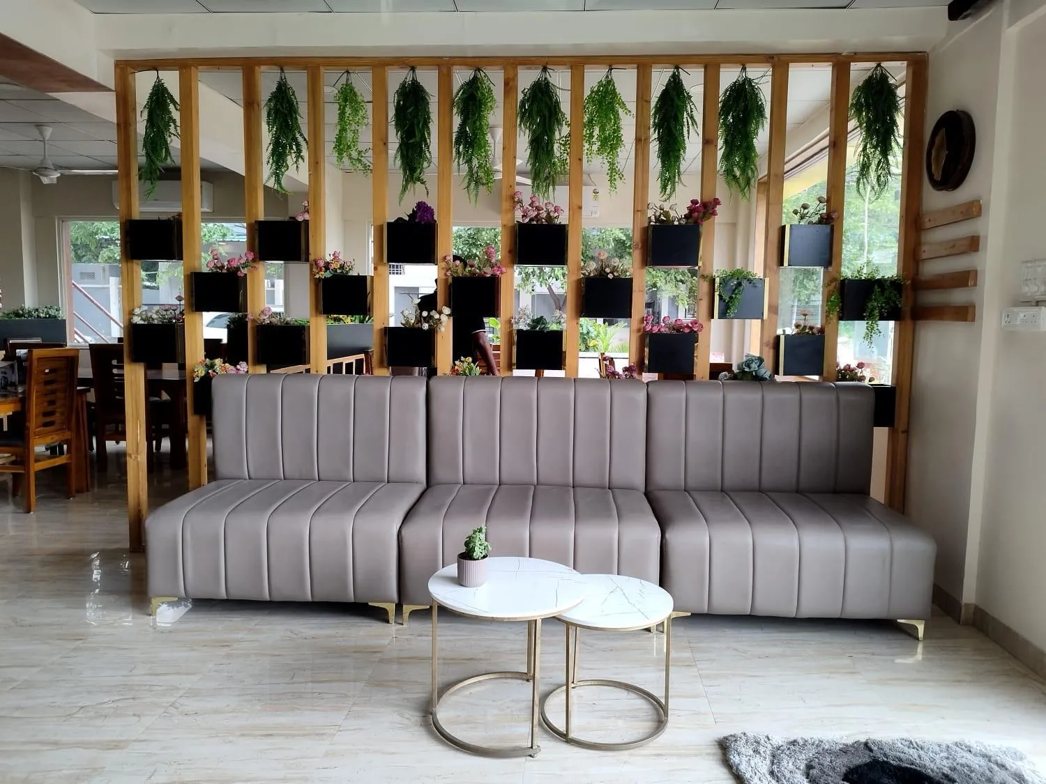 Restaurant/places to eat in Yellow Sapphire Hotel Hitech City