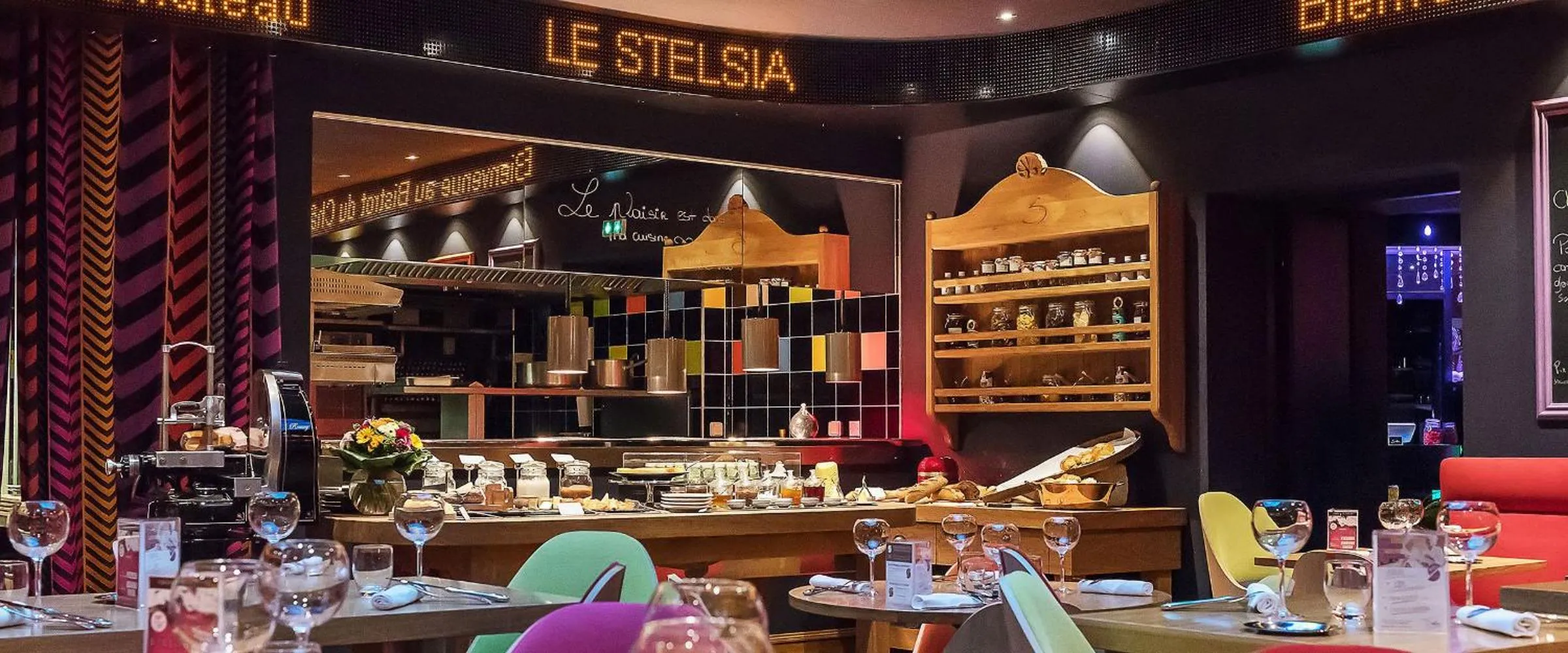 Restaurant/places to eat in Le Stelsia Resort