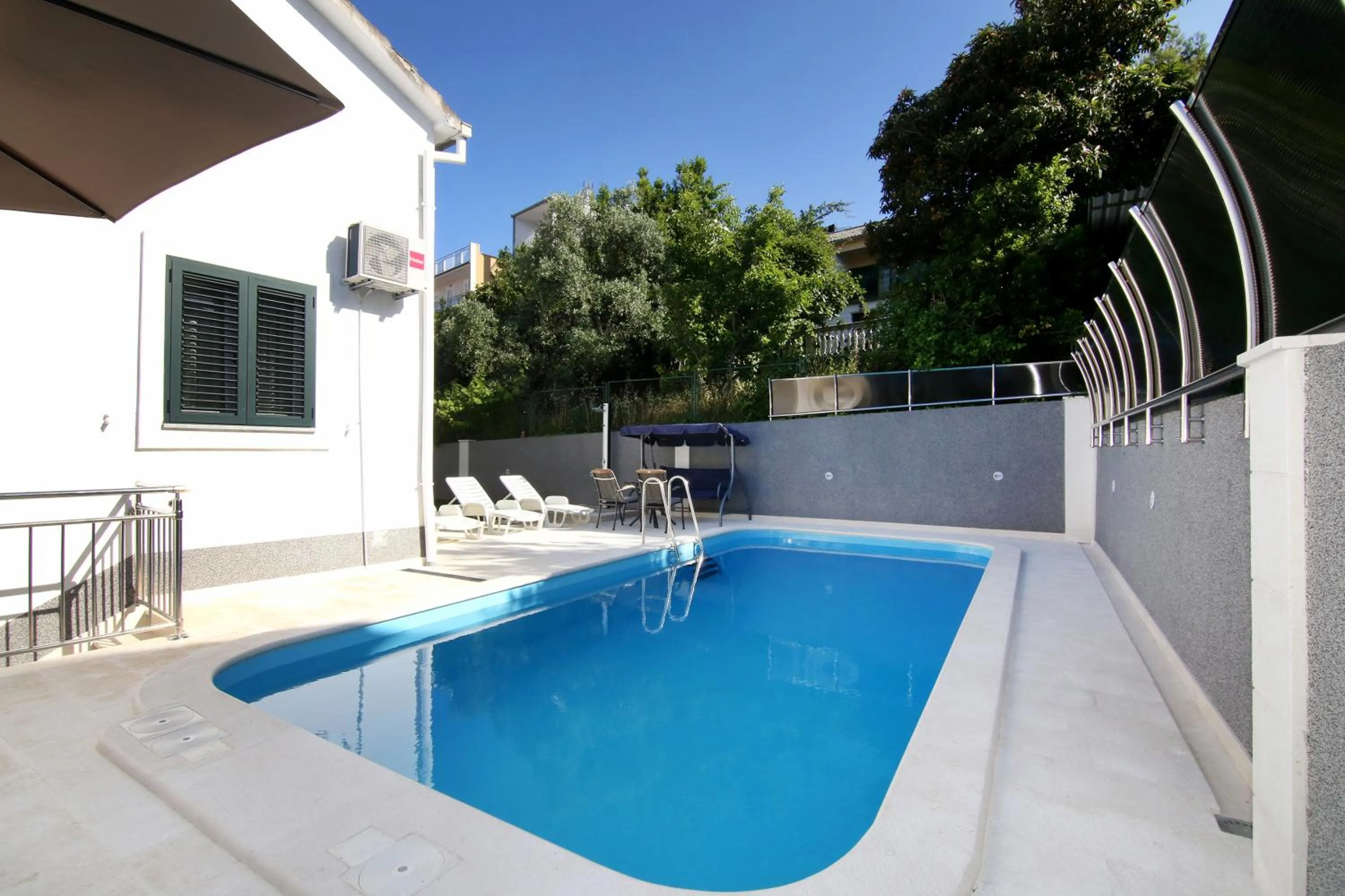 Swimming pool in Luxury House with Pool