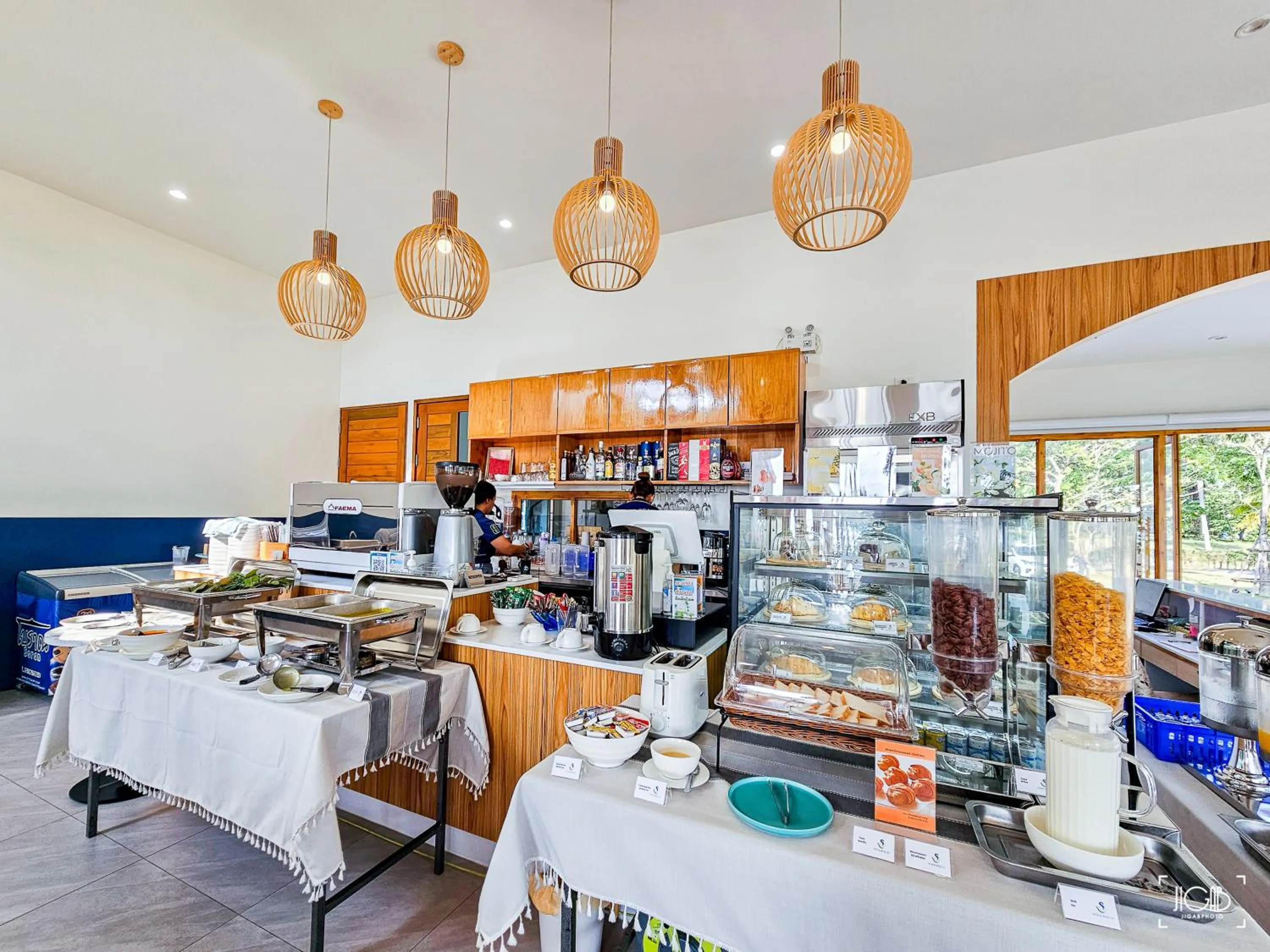 Restaurant/places to eat in Seava Beach