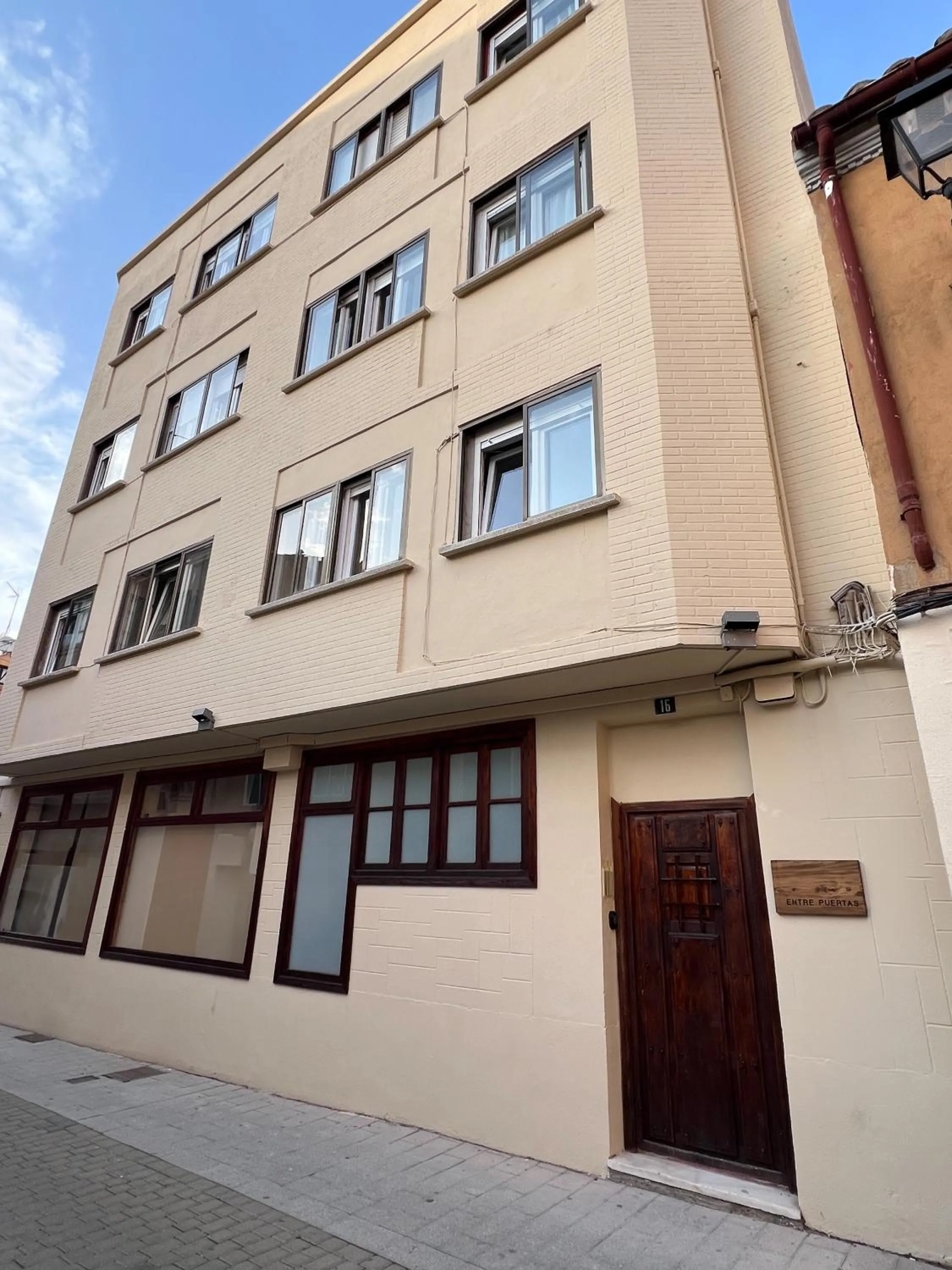 Property building in Hostal Entre Puertas