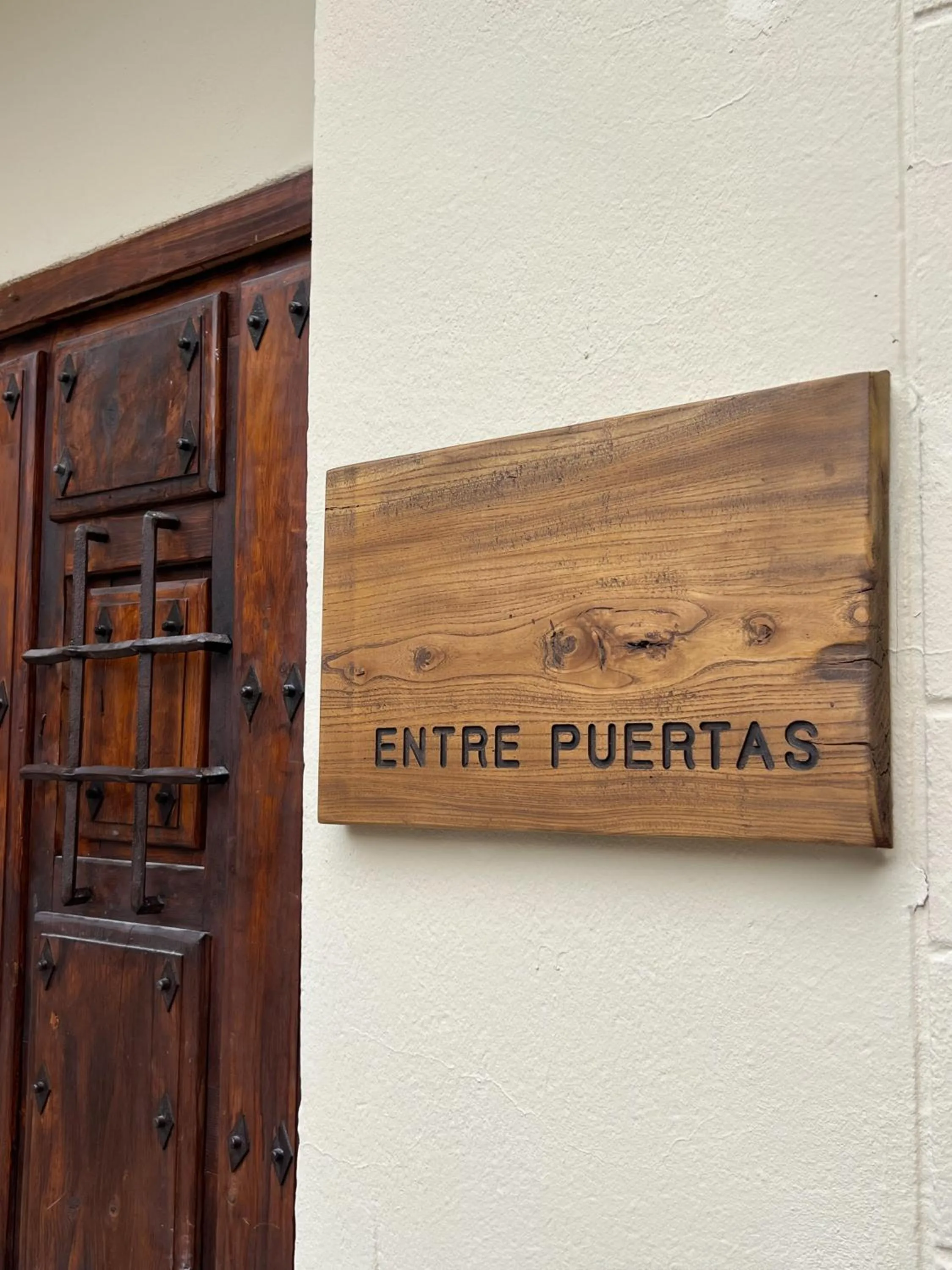 Property building in Hostal Entre Puertas