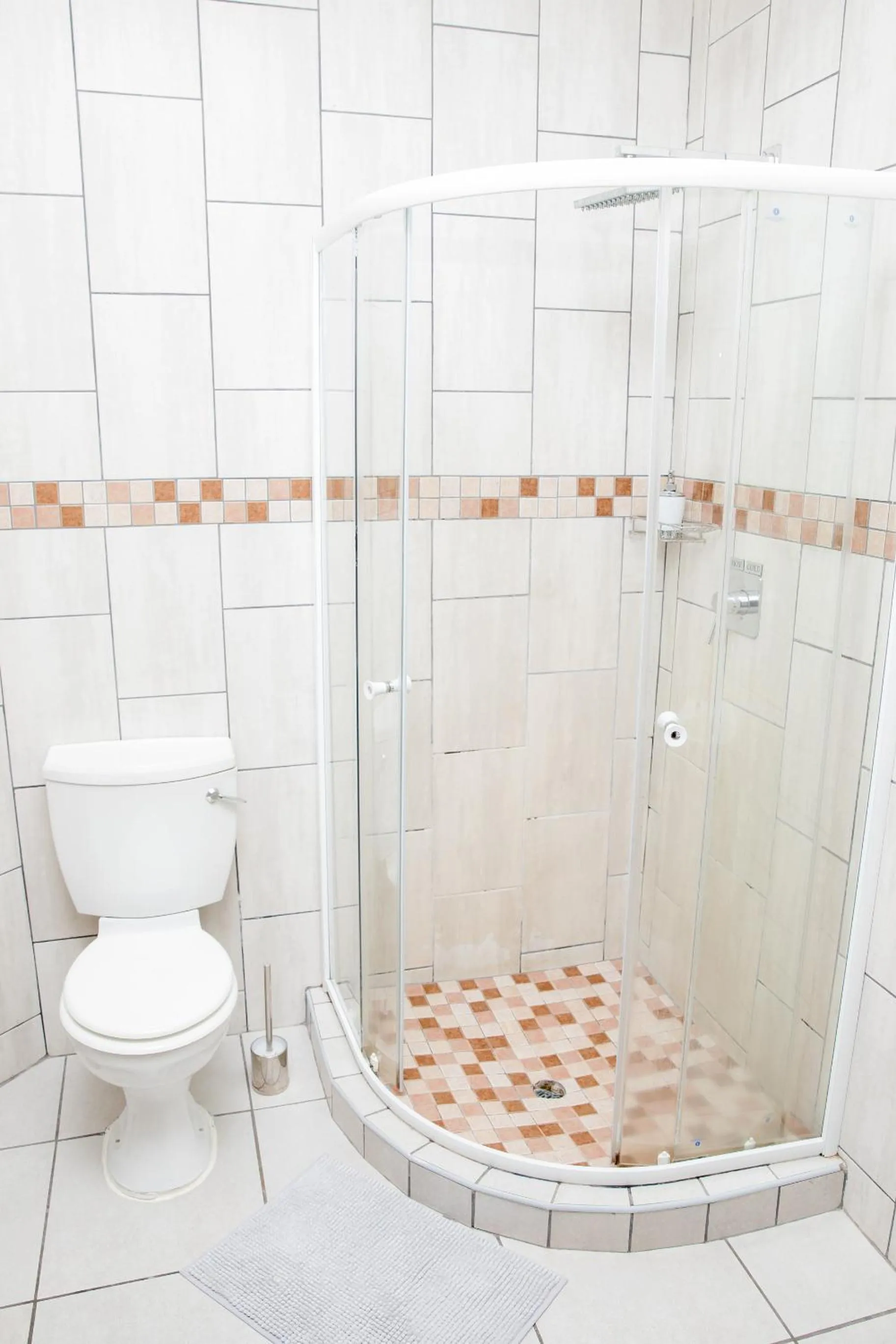 Shower in 85 Ehmke Guesthouse