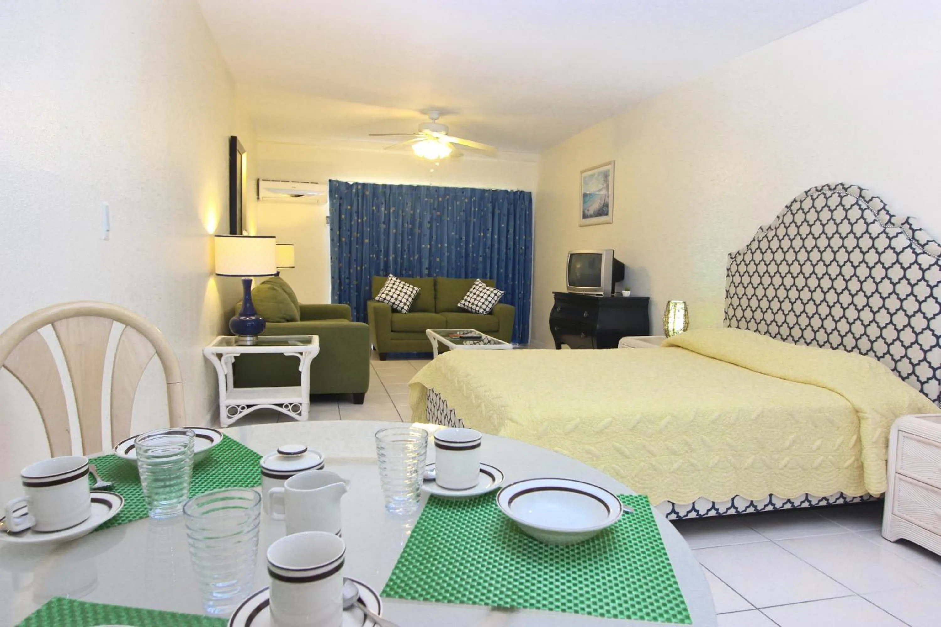 Photo of the whole room, Bed in Ocean Reef Yacht Club & Resort