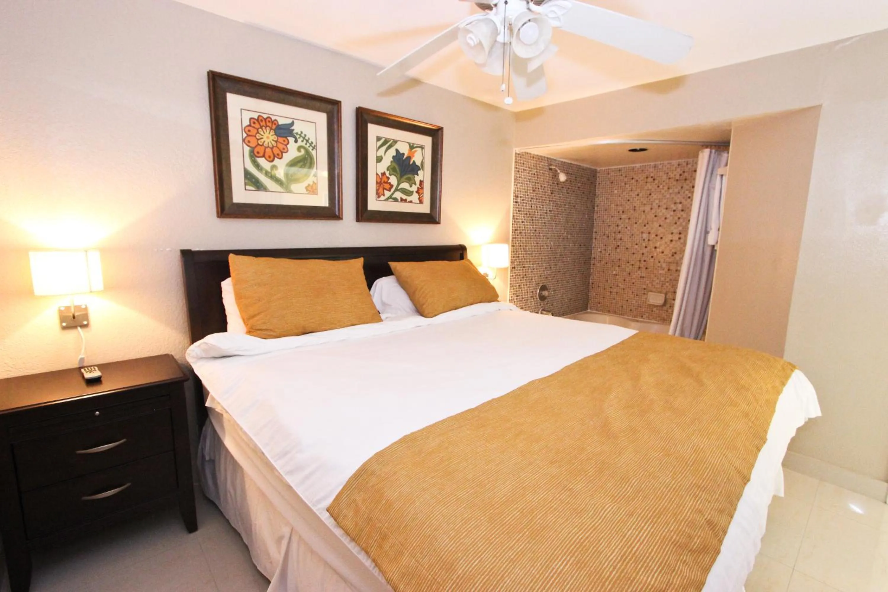 Photo of the whole room, Bed in Ocean Reef Yacht Club & Resort