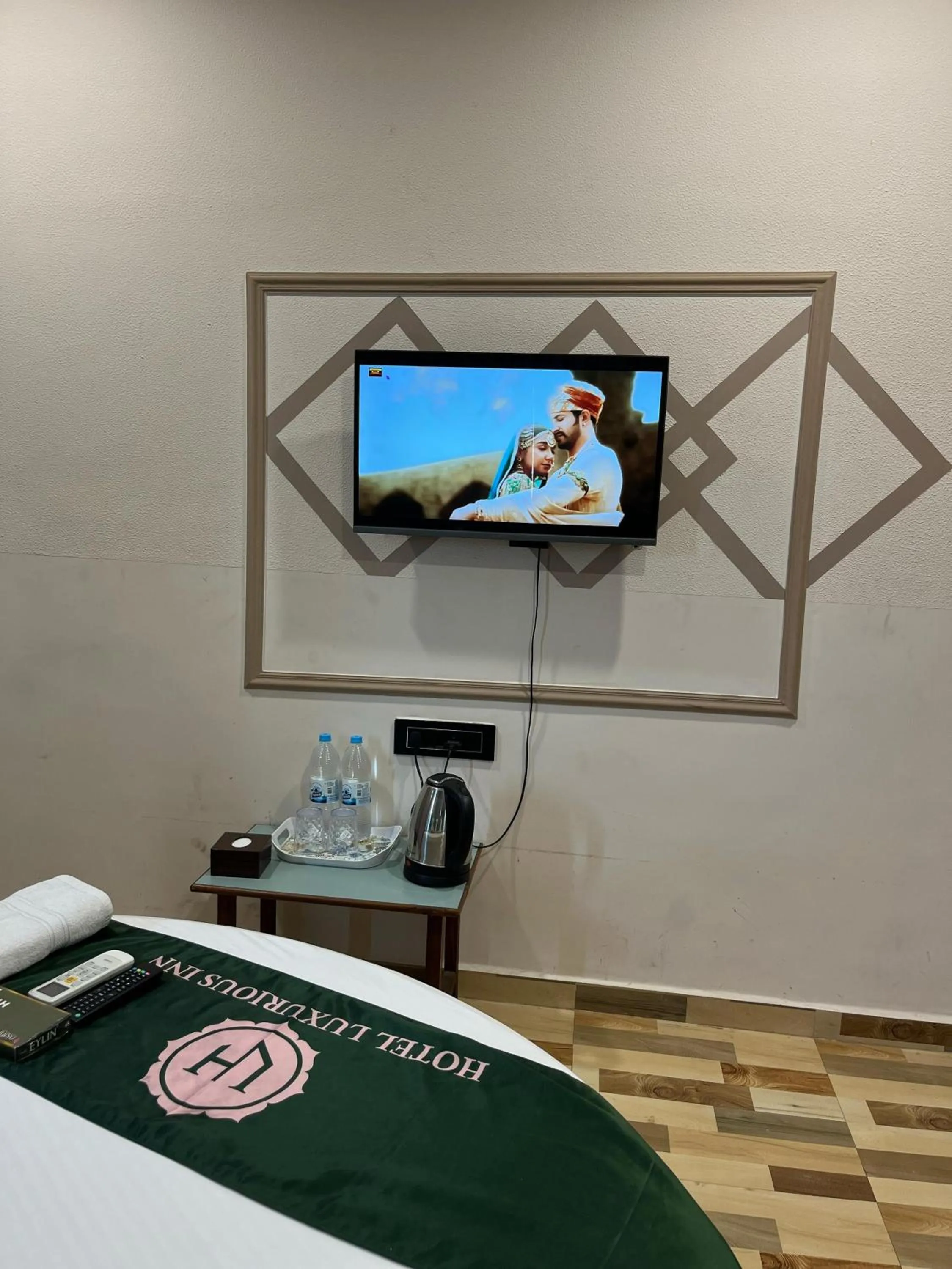 TV and multimedia in Hotel Luxurious Inn