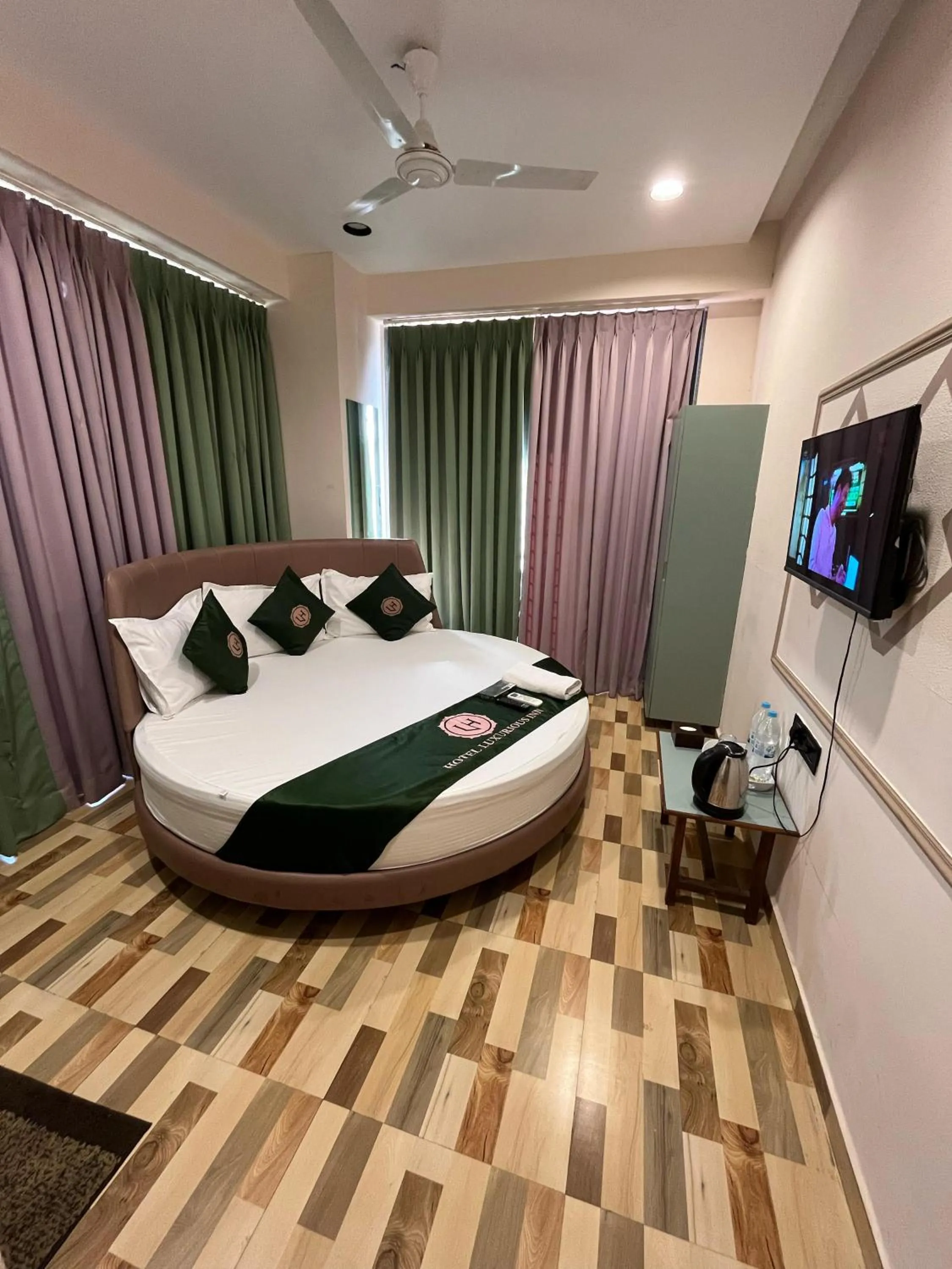 Bed in Hotel Luxurious Inn