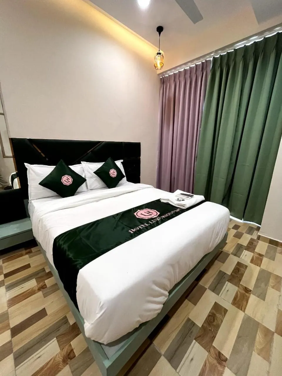 Bed in Hotel Luxurious Inn