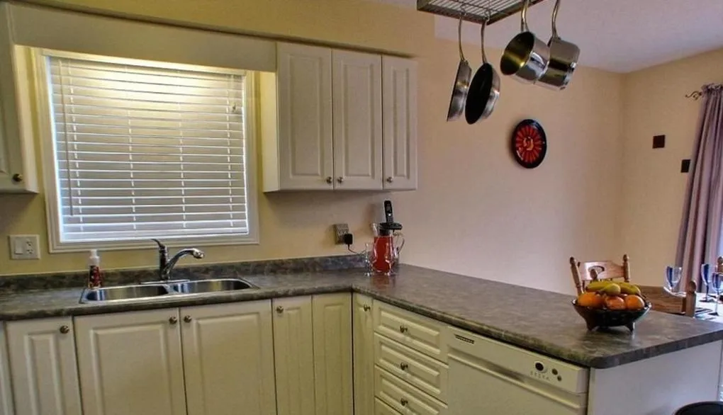 Kitchen or kitchenette in HB Guest Home