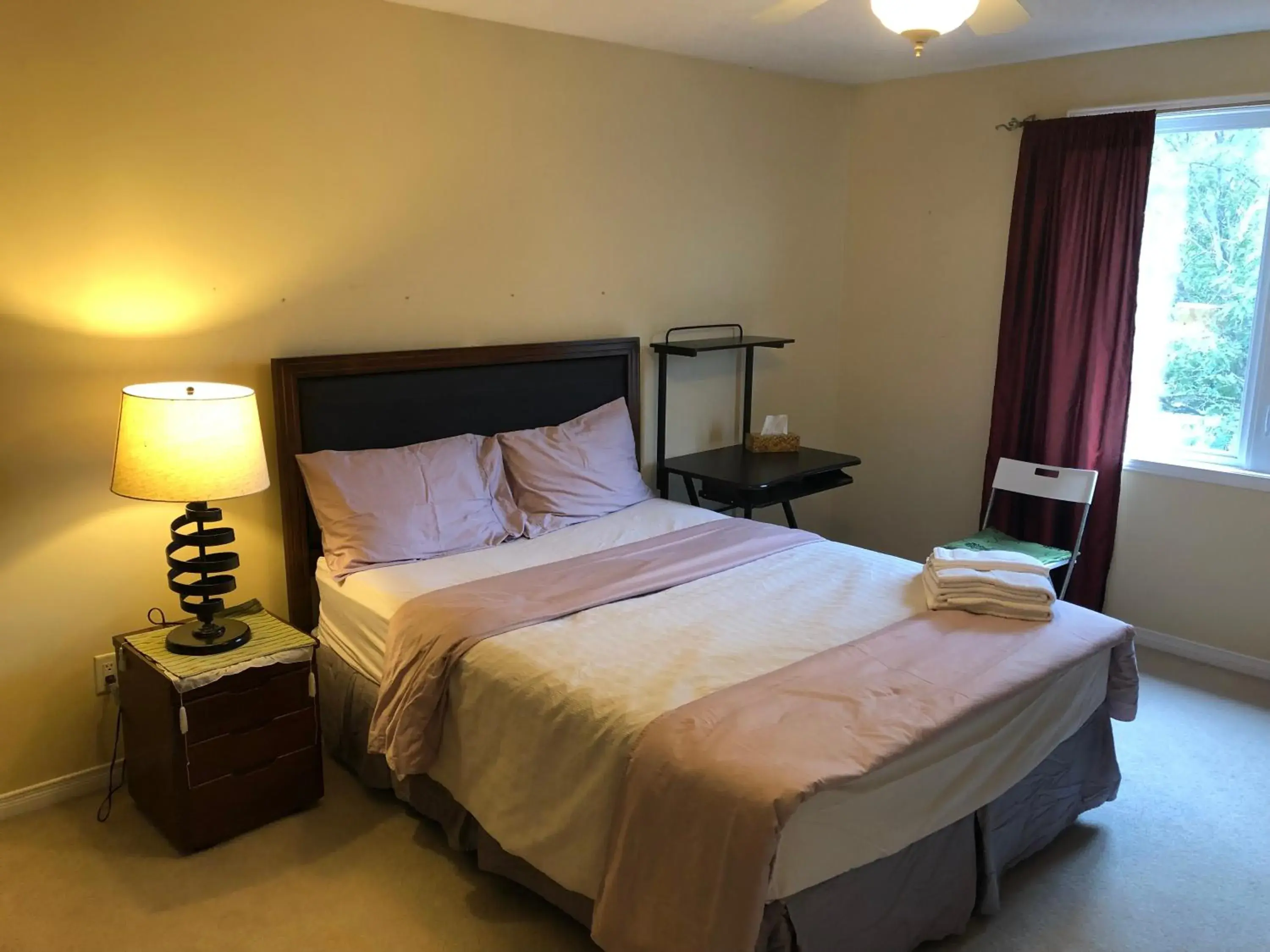 Deluxe Queen Suite in HB Guest Home Deluxe Queen Suite in HB Guest Home