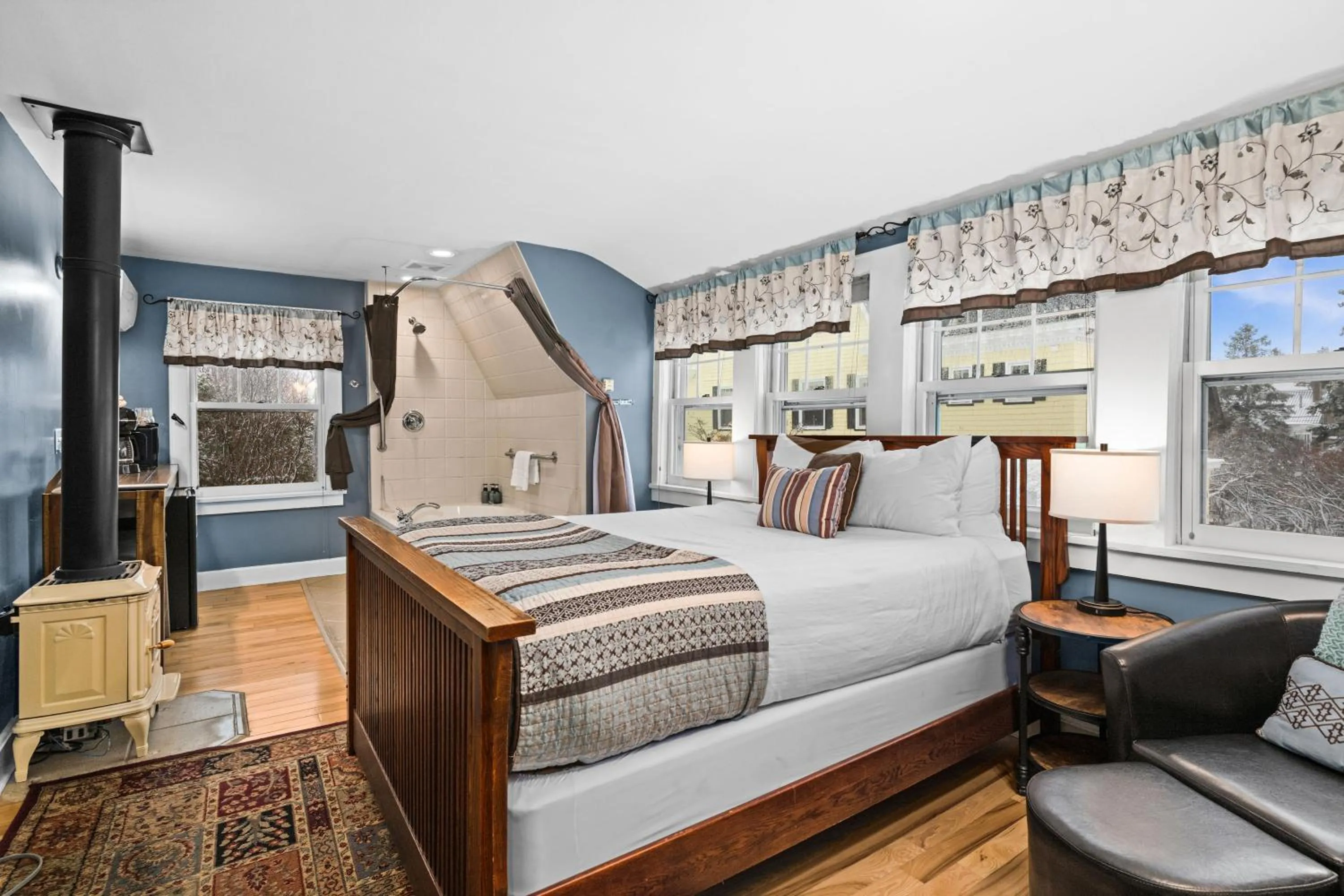 Queen Suite with Spa Bath in Historic Salyards Mansion by Heirloom Boutique Collection