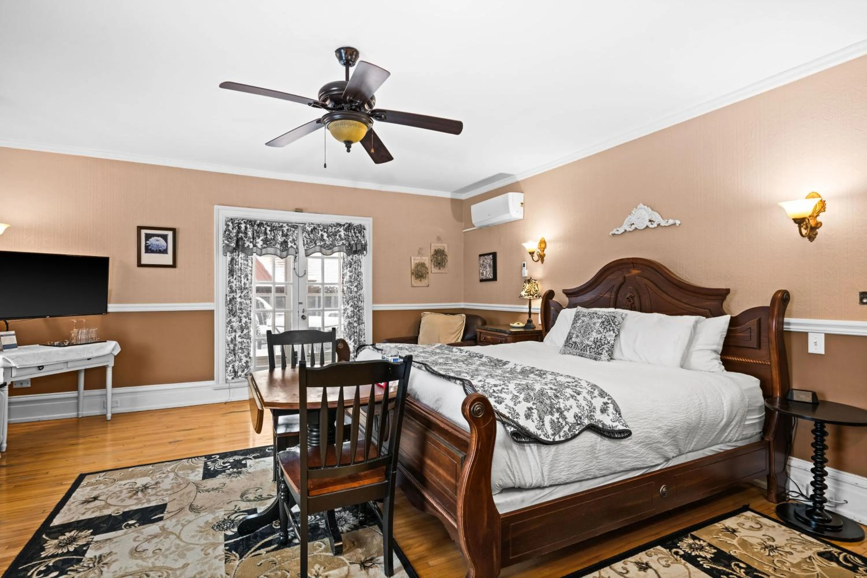 Executive Suite in Historic Salyards Mansion by Heirloom Boutique Collection