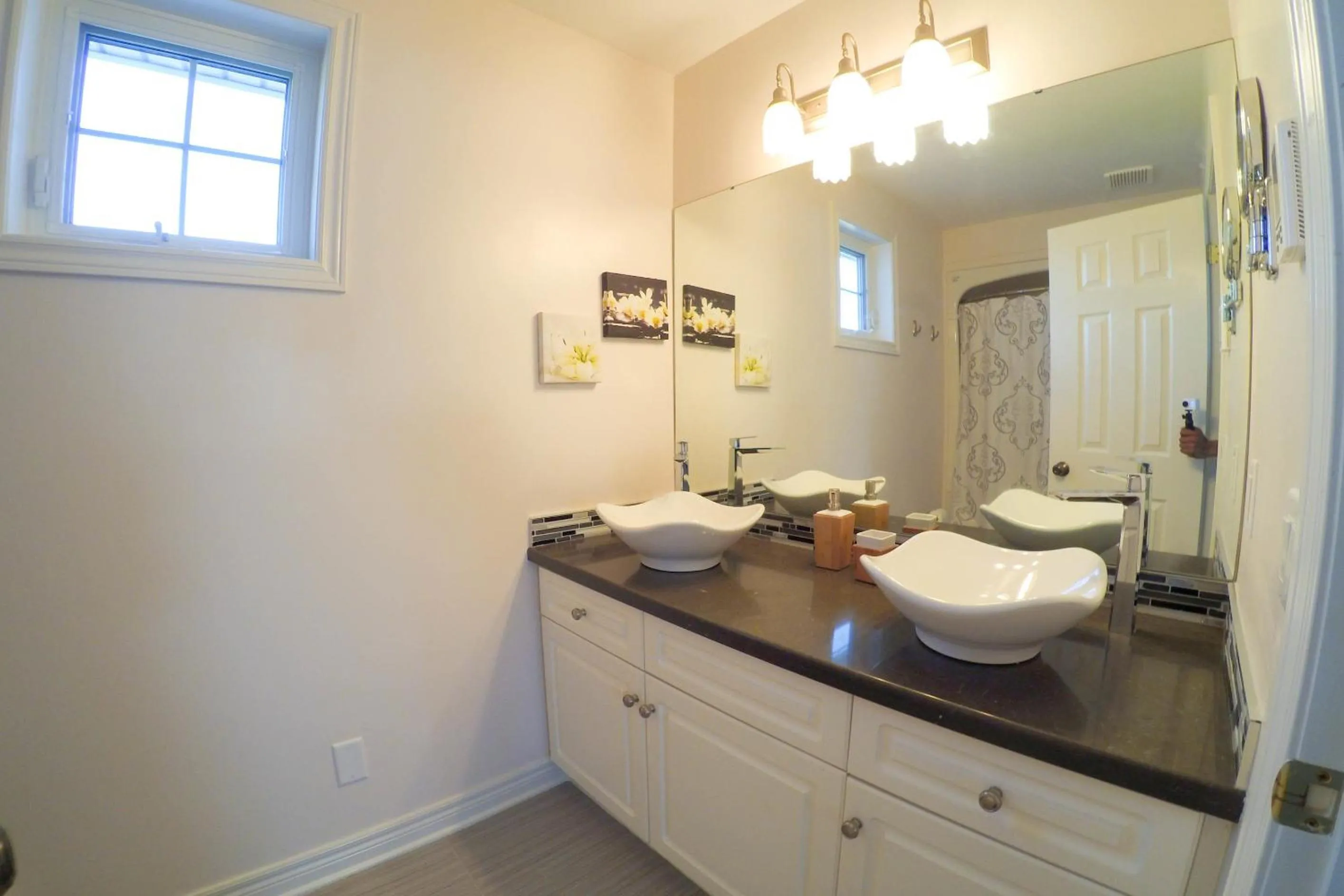 Bathroom in Blue Skies Bed & Breakfast