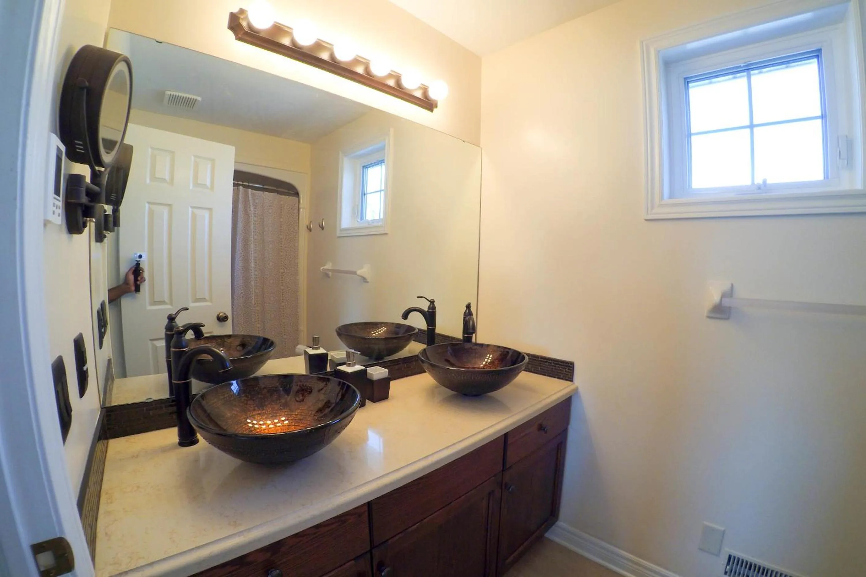 Bathroom in Blue Skies Bed & Breakfast