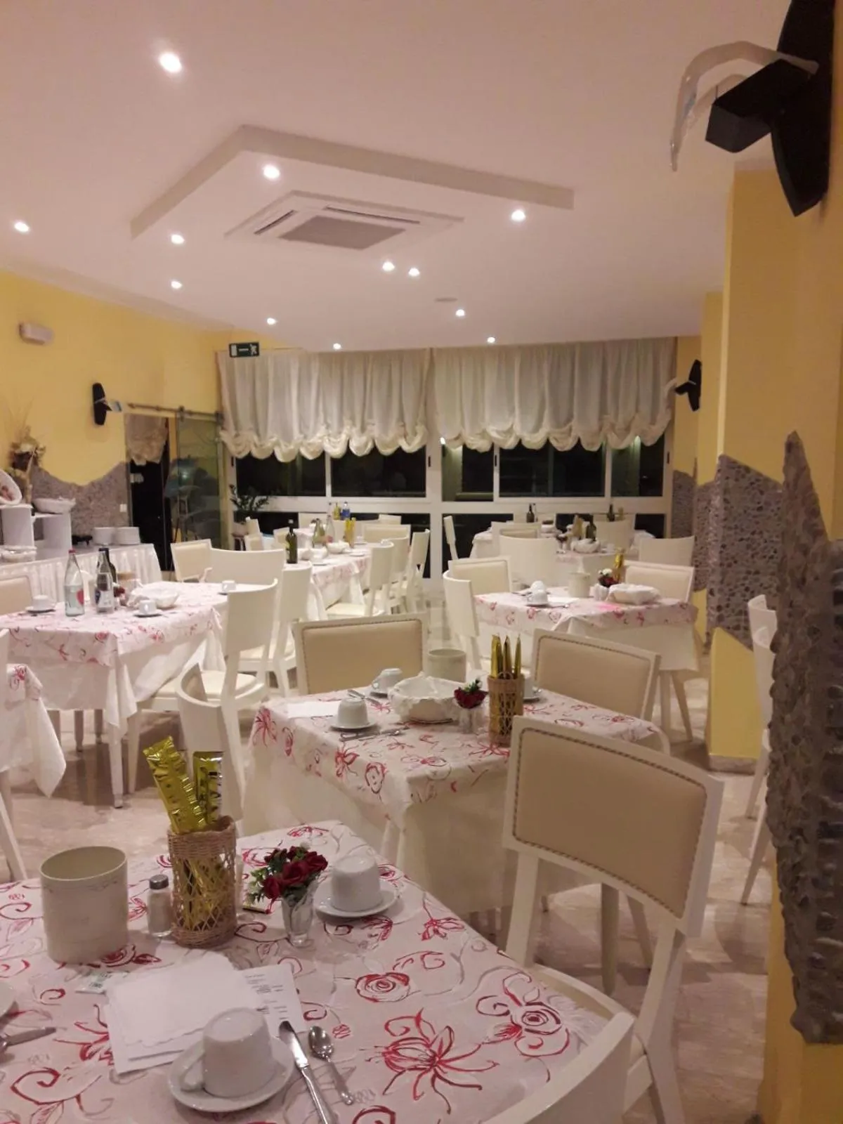 Restaurant/places to eat in Hotel Maxim