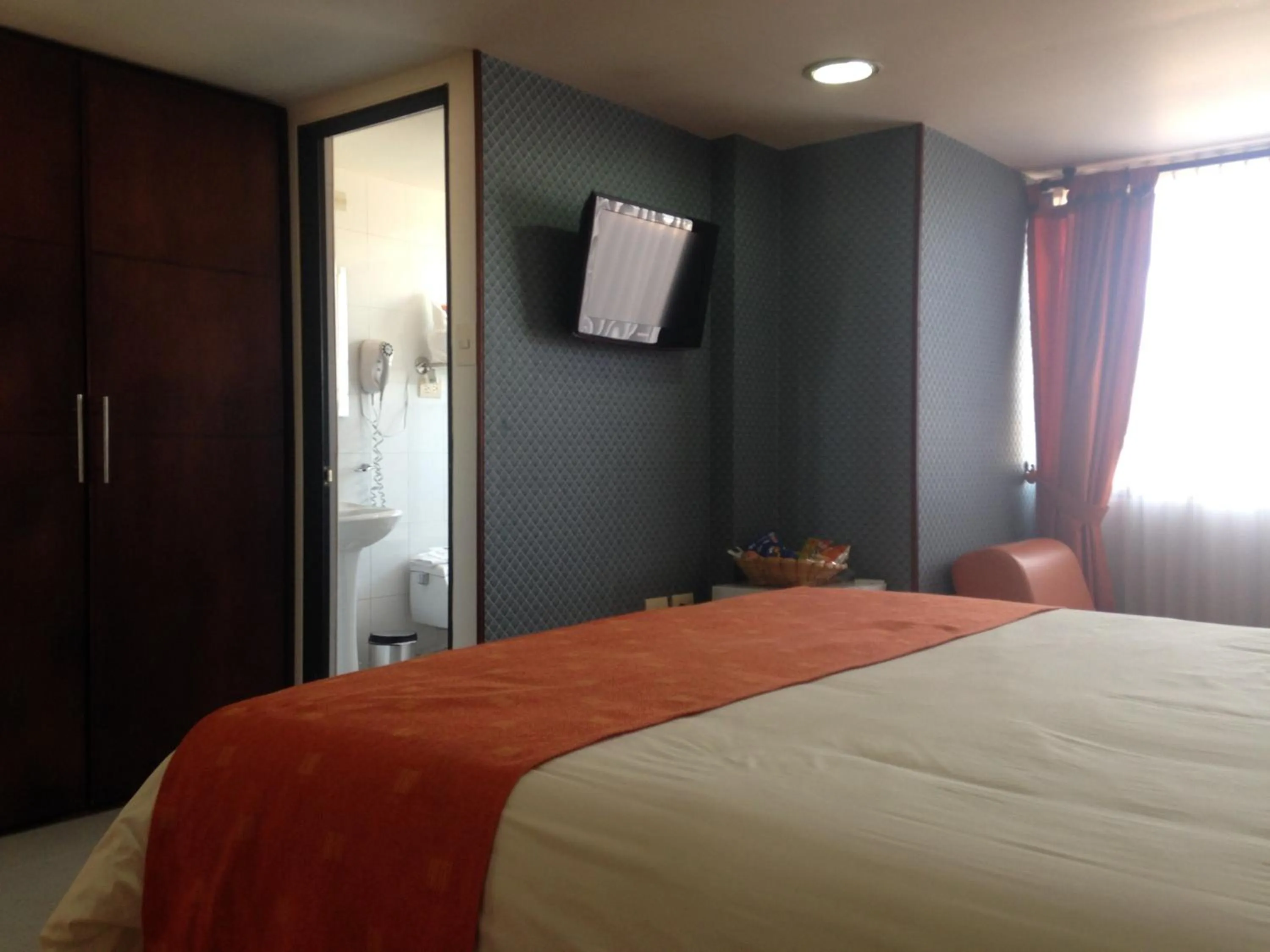 Communal lounge/ TV room, Bed in Hotel Plaza Muisca