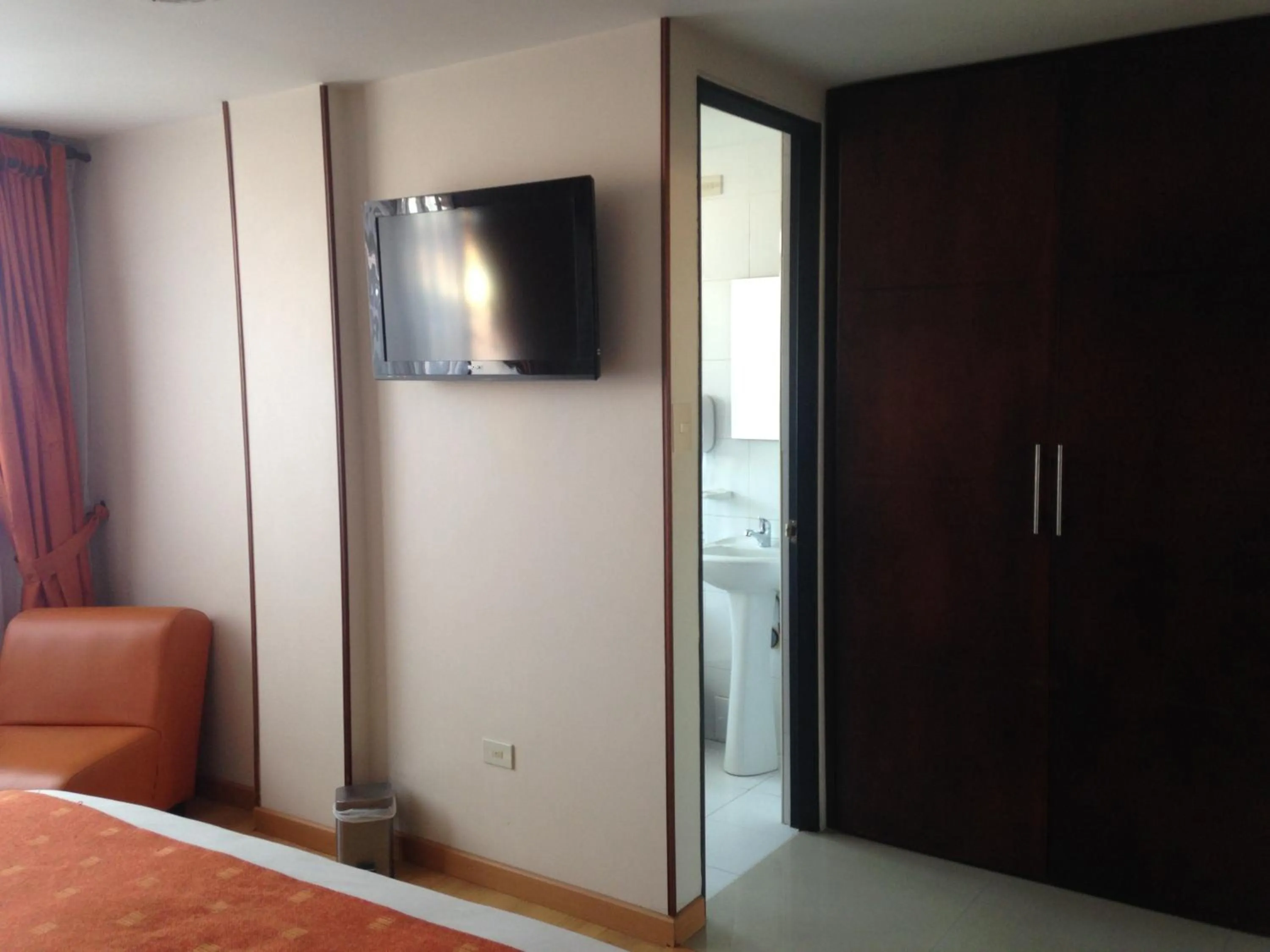 Communal lounge/ TV room, Bed in Hotel Plaza Muisca