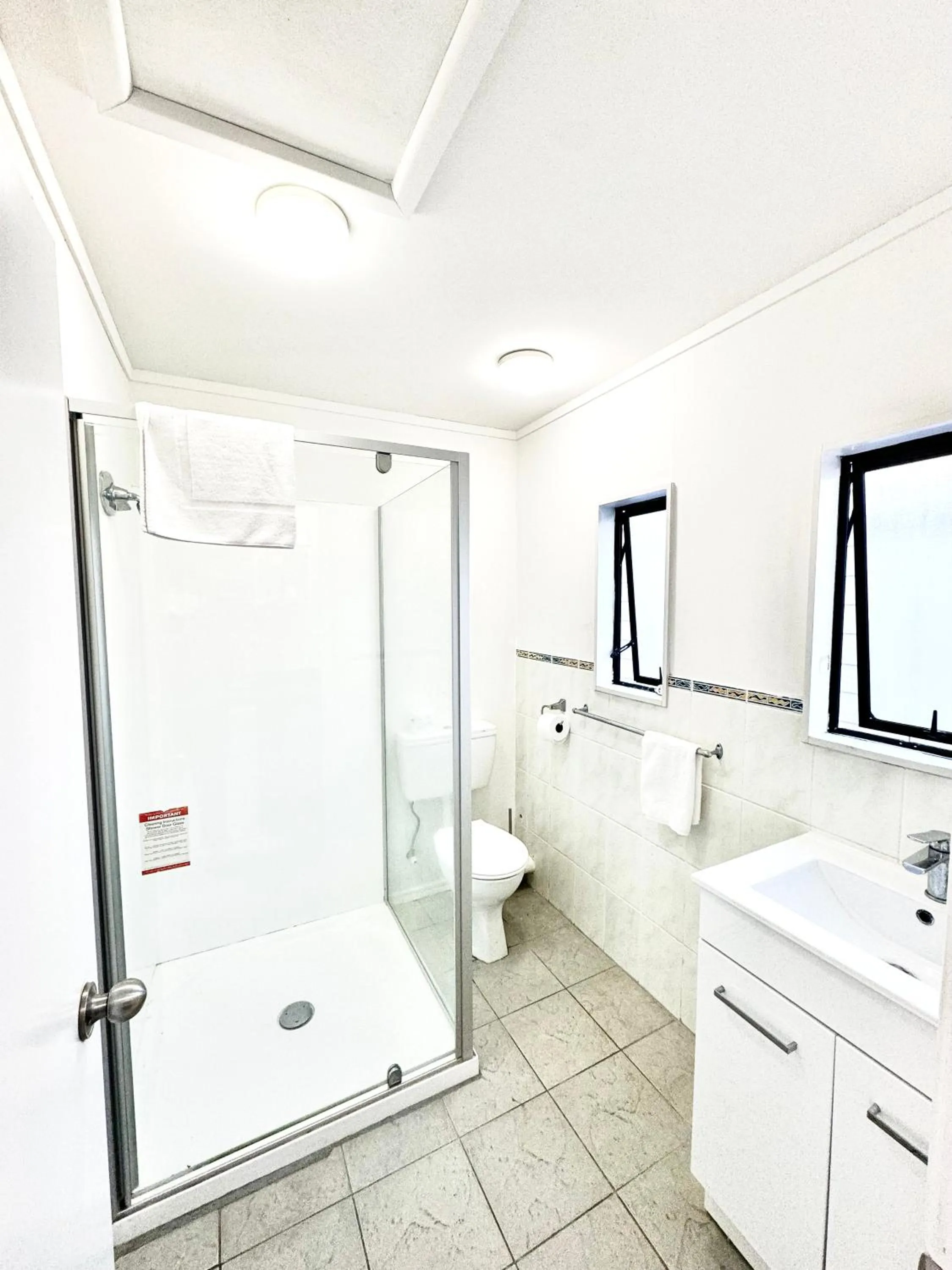 Toilet in Papakura Pioneer Motor Lodge & Motel