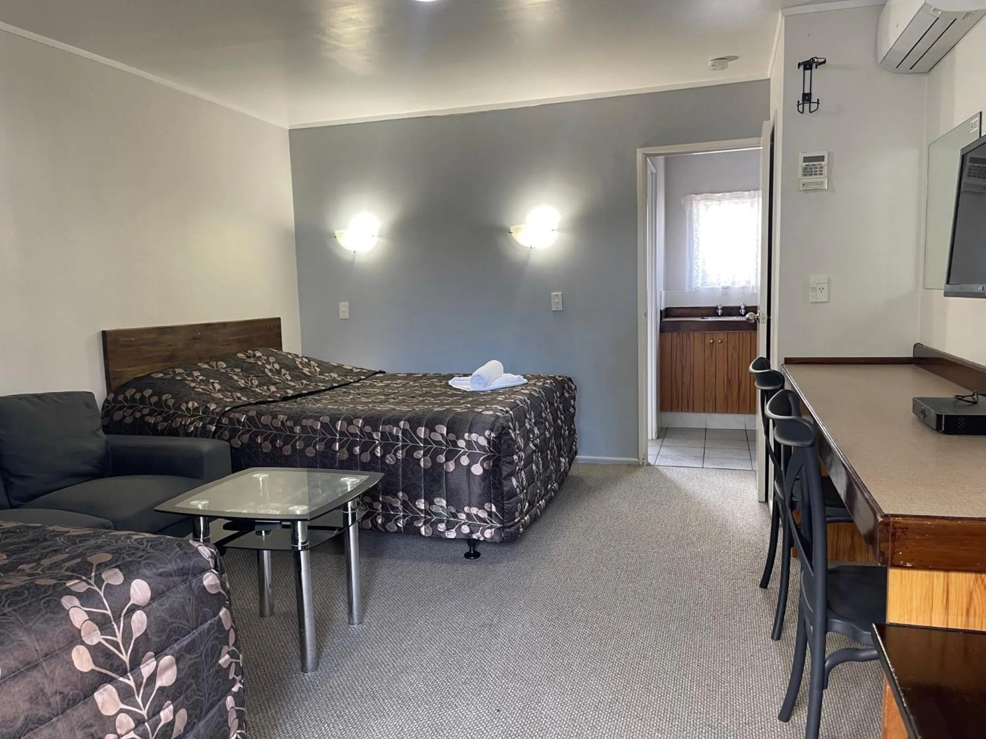 TV and multimedia, Bed in Papakura Pioneer Motor Lodge & Motel