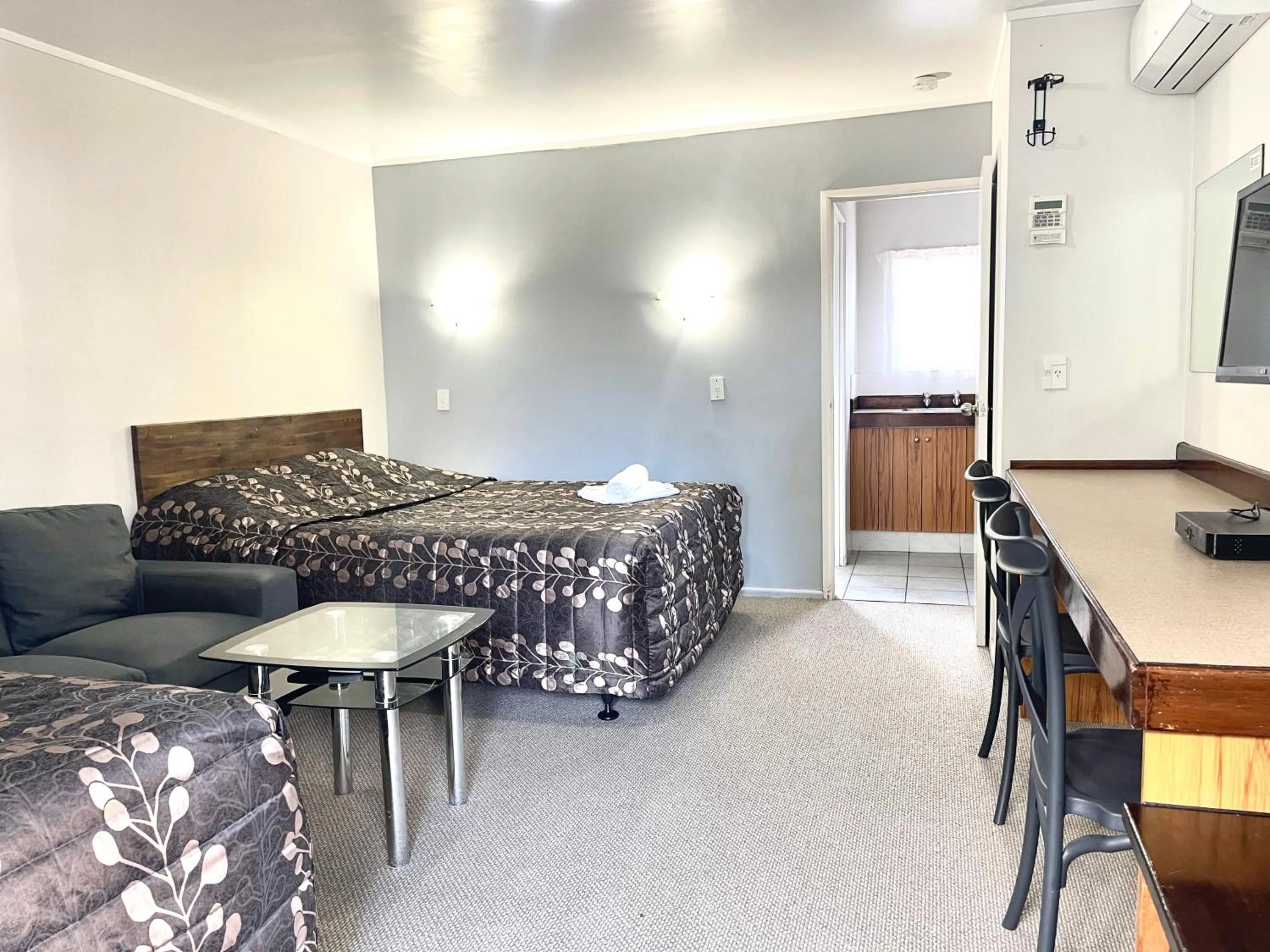 TV and multimedia, Bed in Papakura Pioneer Motor Lodge & Motel