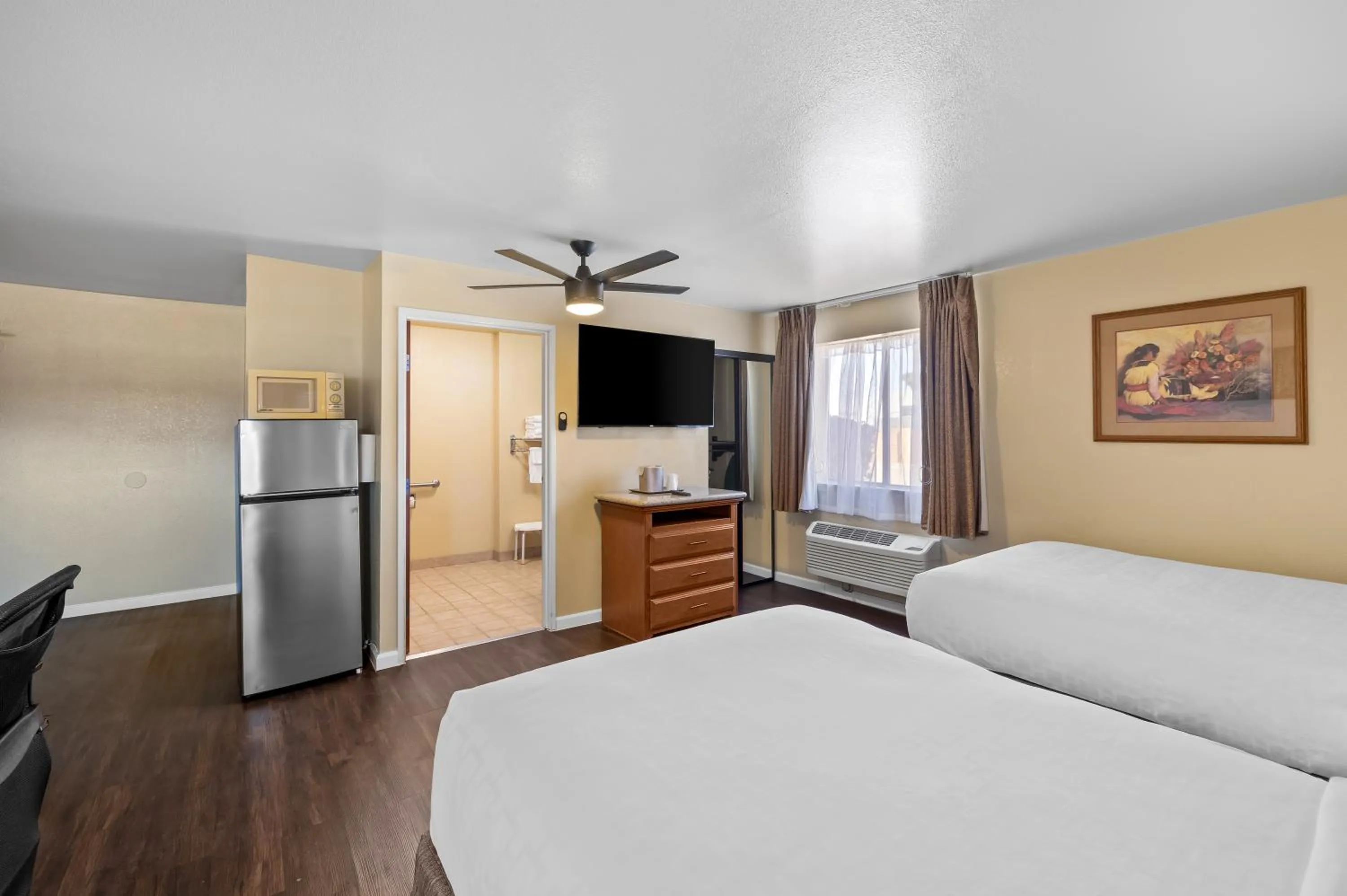 Photo of the whole room, Bed in Clarion Inn