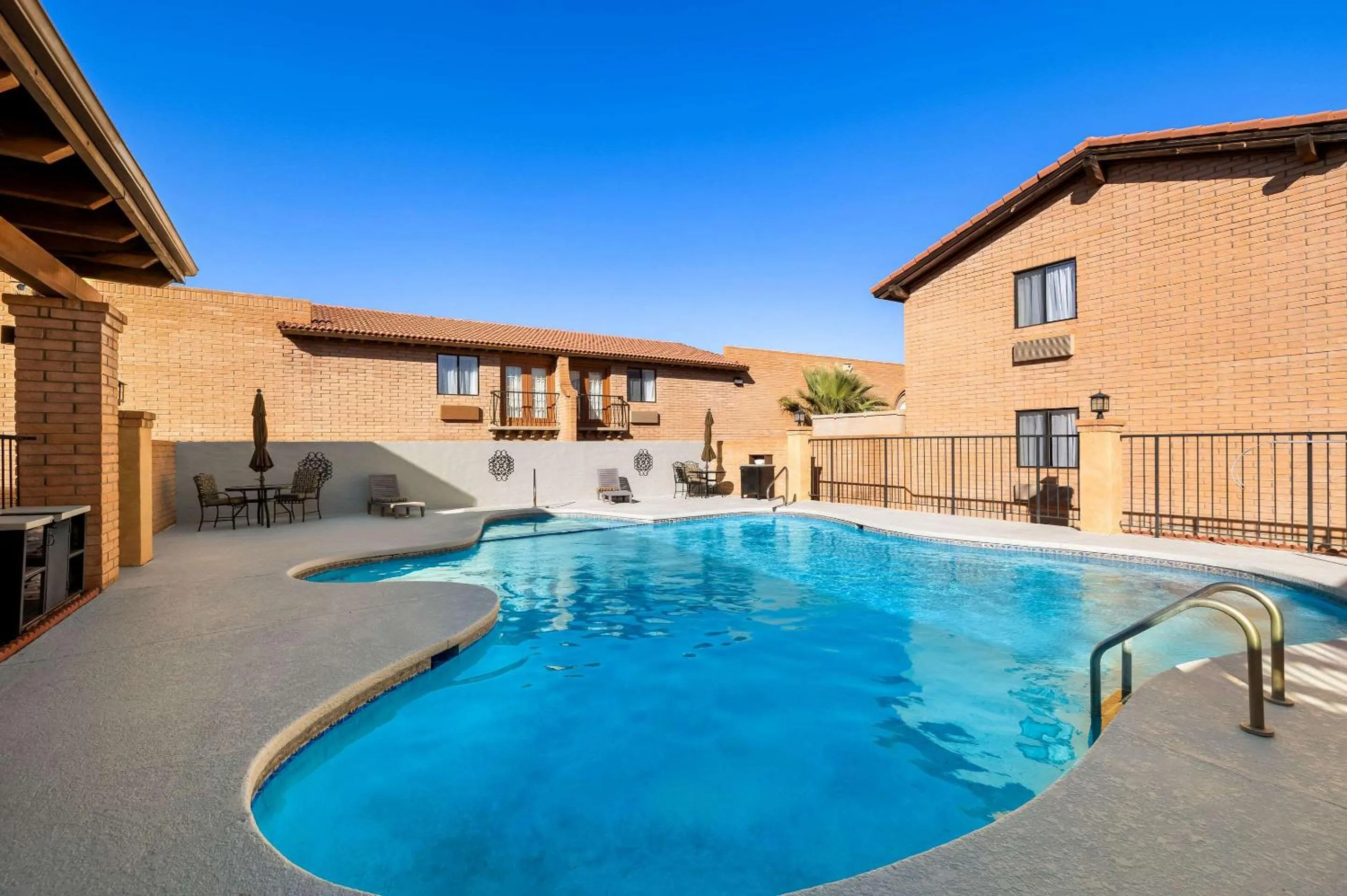 Swimming pool in Clarion Inn