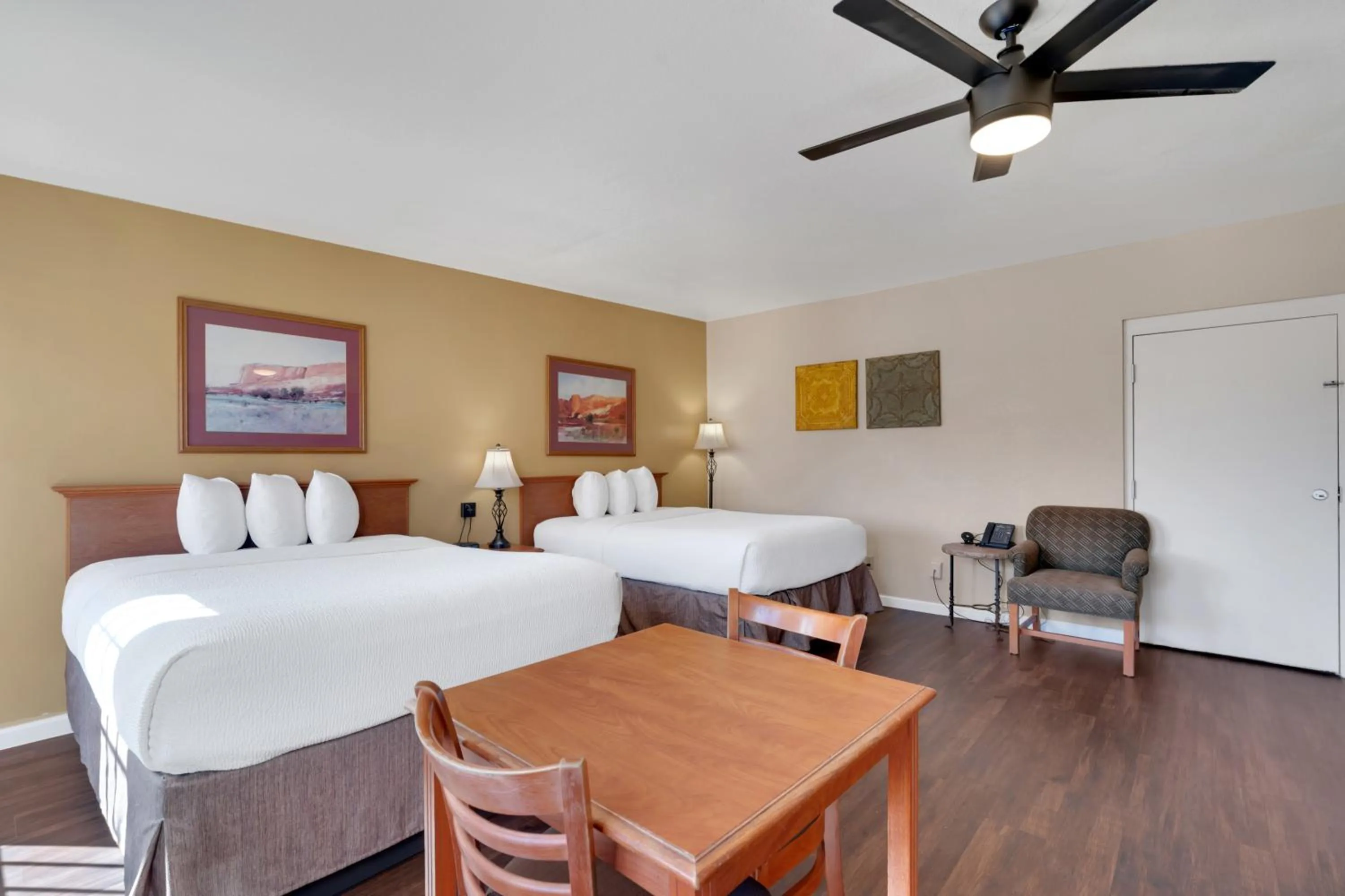 Bedroom, Bed in Clarion Inn