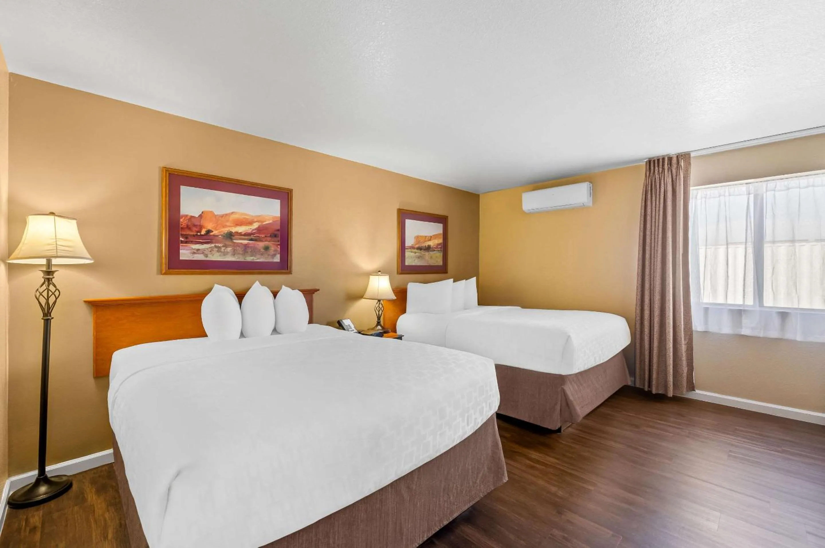 Bedroom, Bed in Clarion Inn