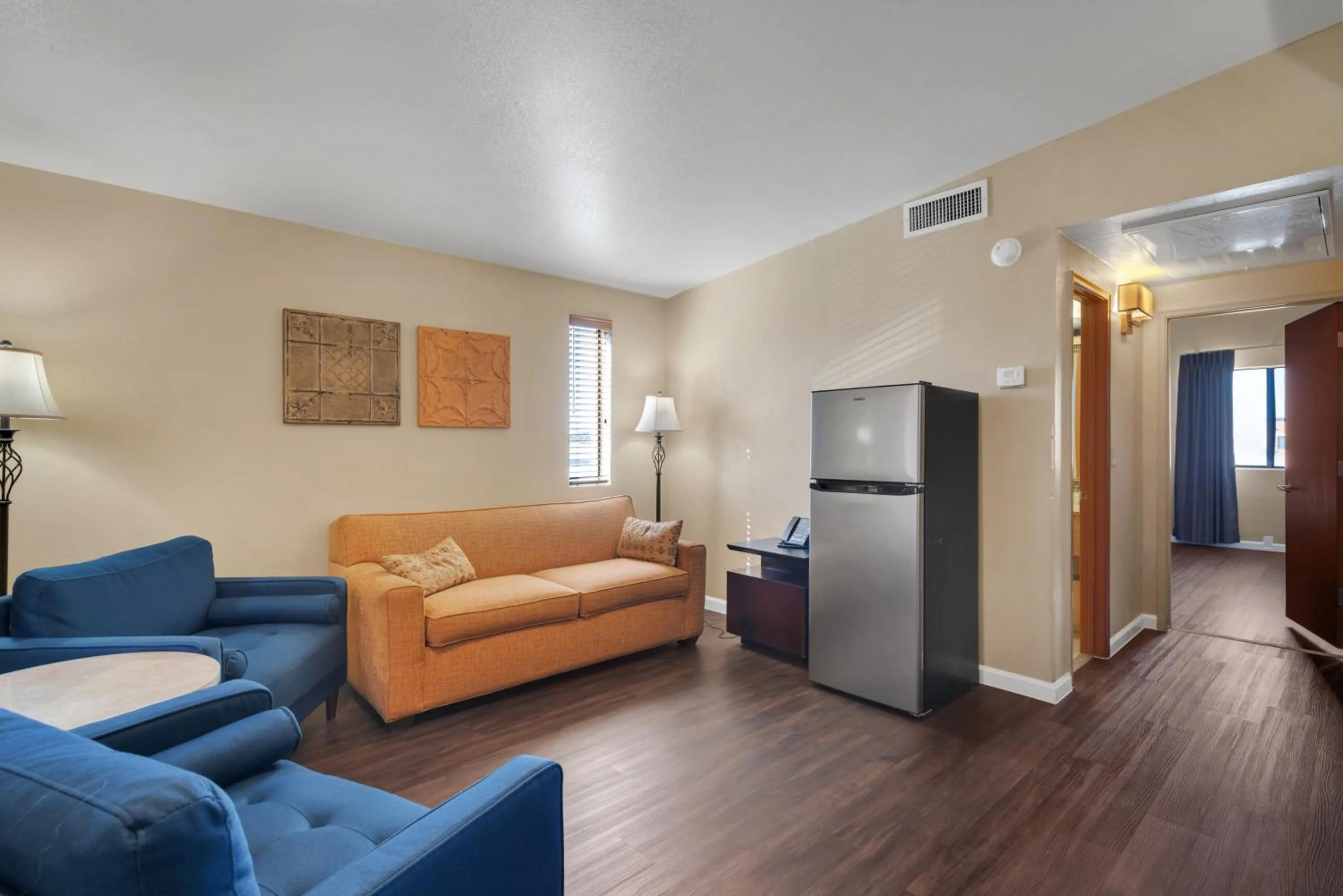 Living room in Clarion Inn