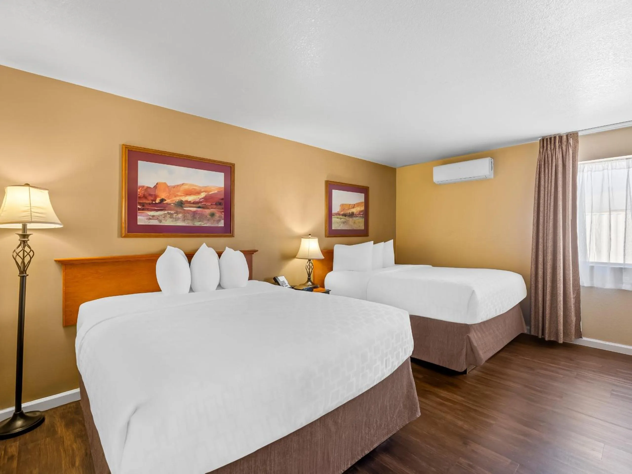 Bedroom, Bed in Clarion Inn