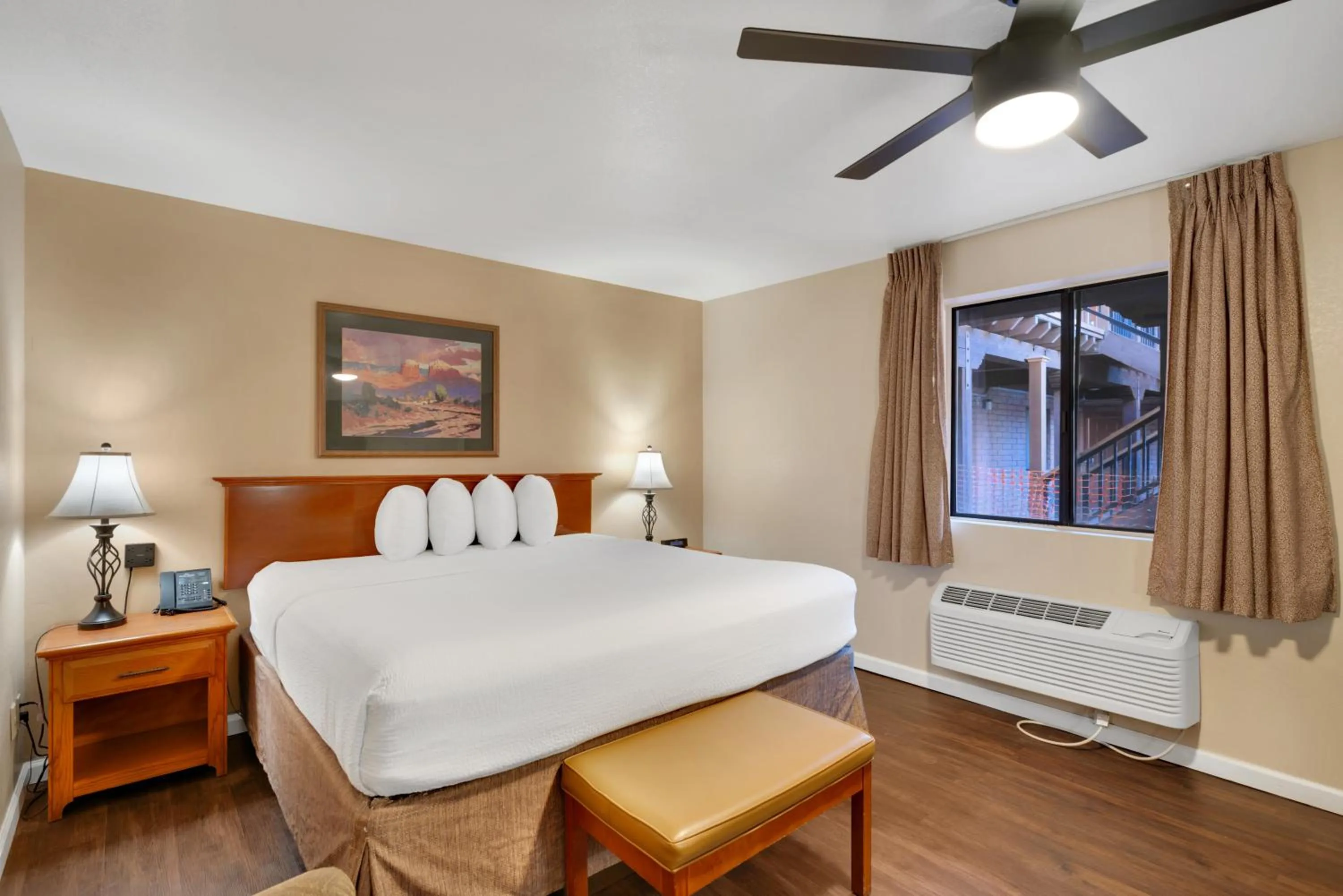 Bedroom, Bed in Clarion Inn