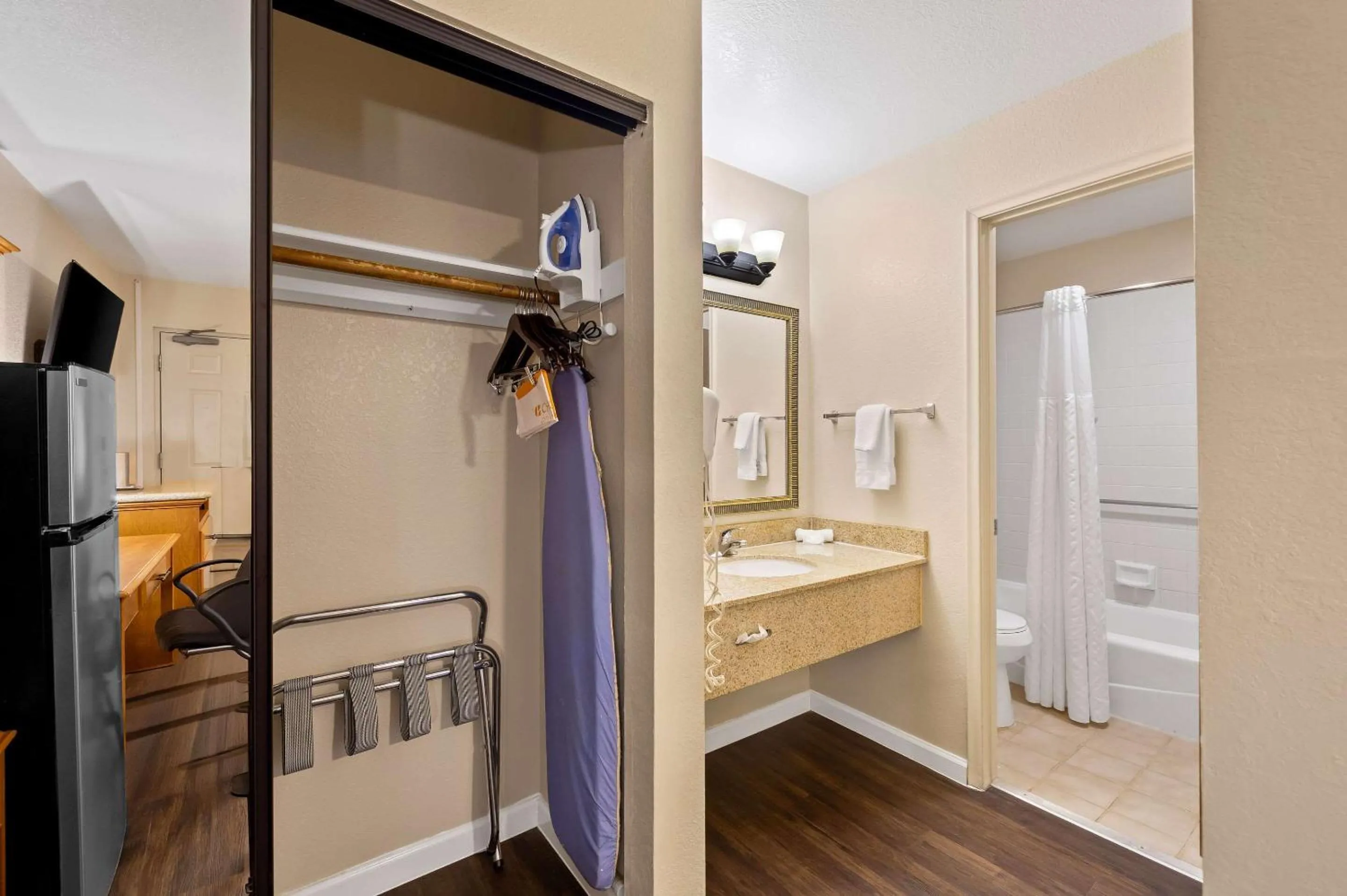 Bedroom, Bed in Clarion Inn