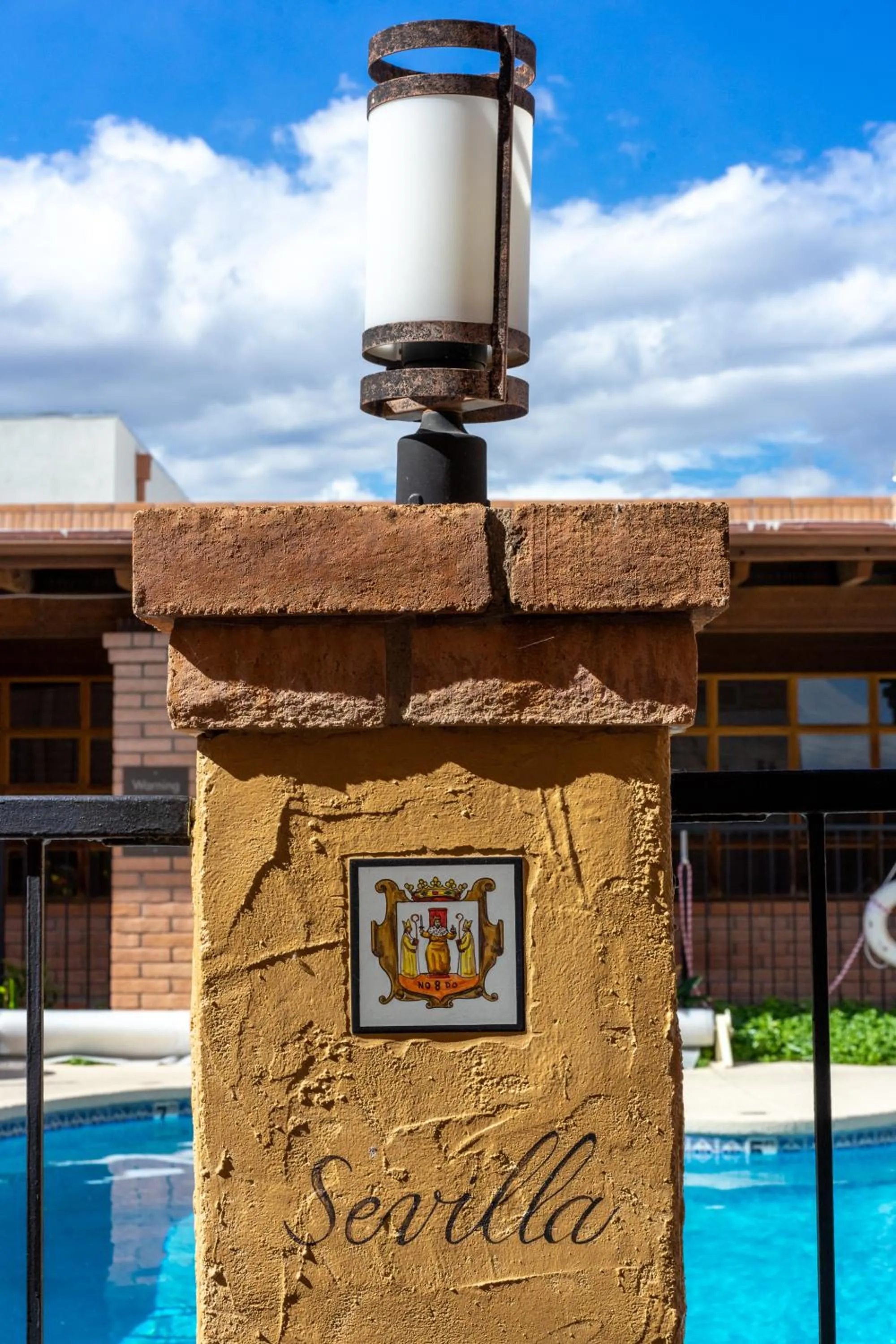 Swimming pool in Clarion Inn