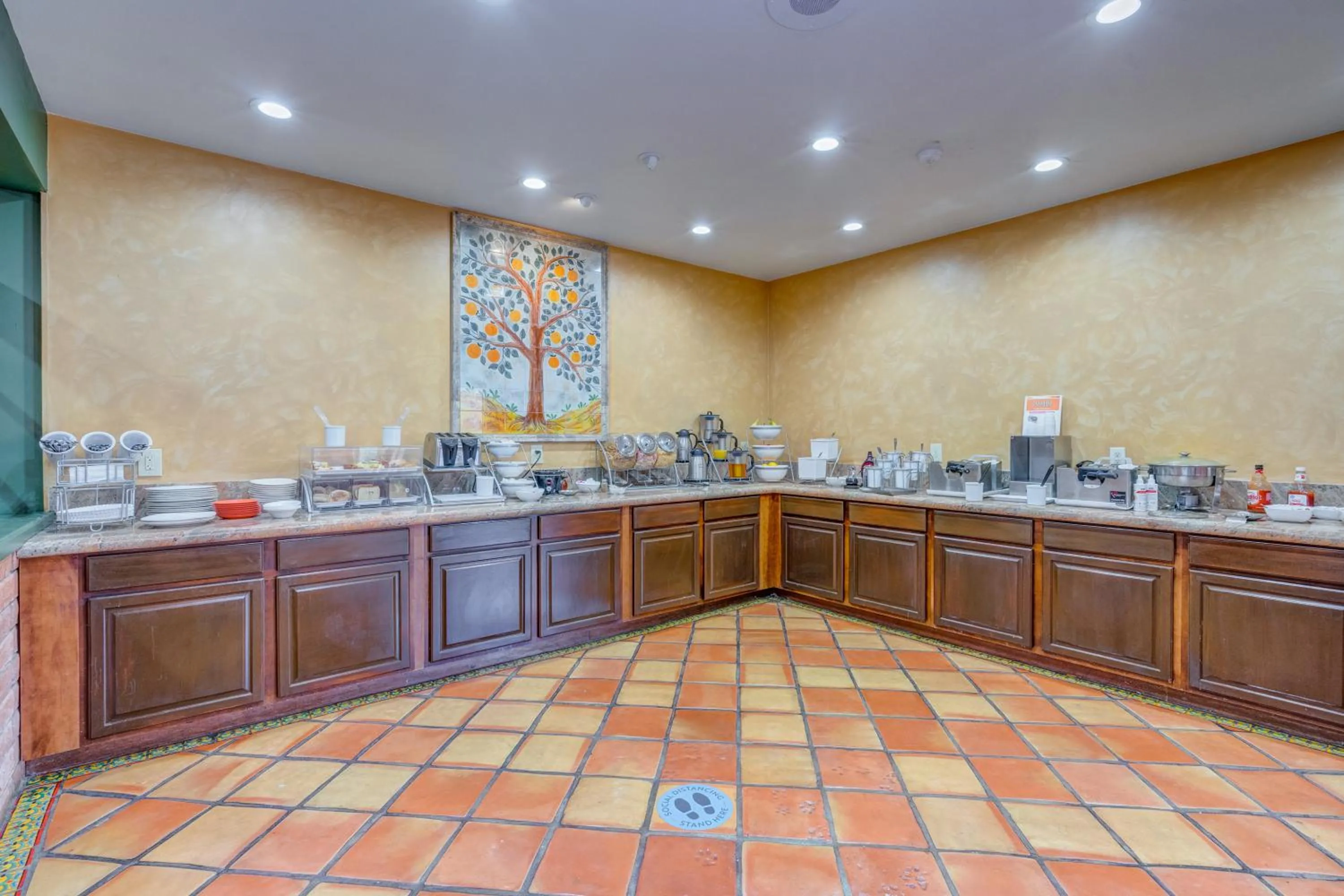 Restaurant/places to eat in Clarion Inn