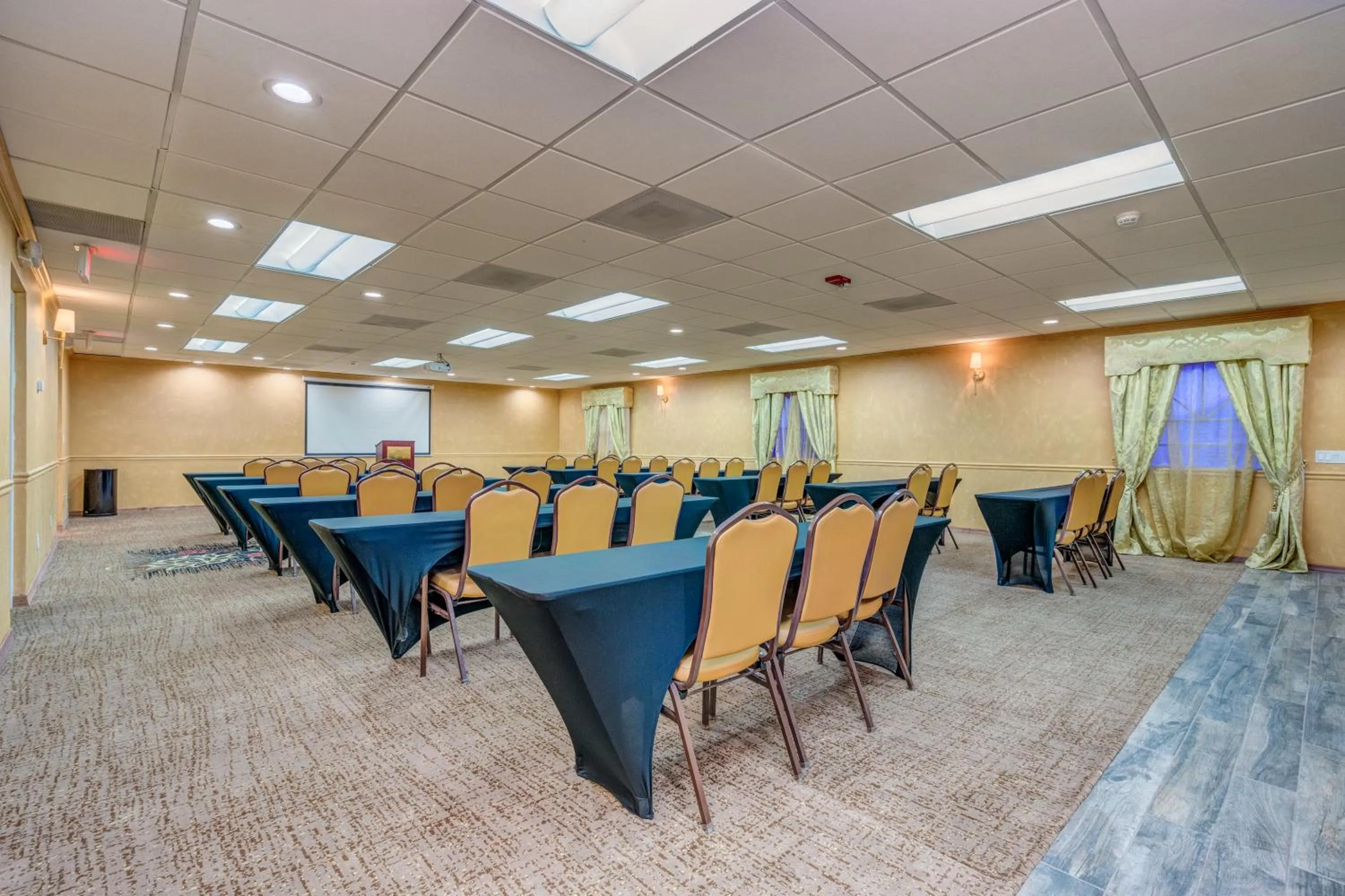 Meeting/conference room in Clarion Inn