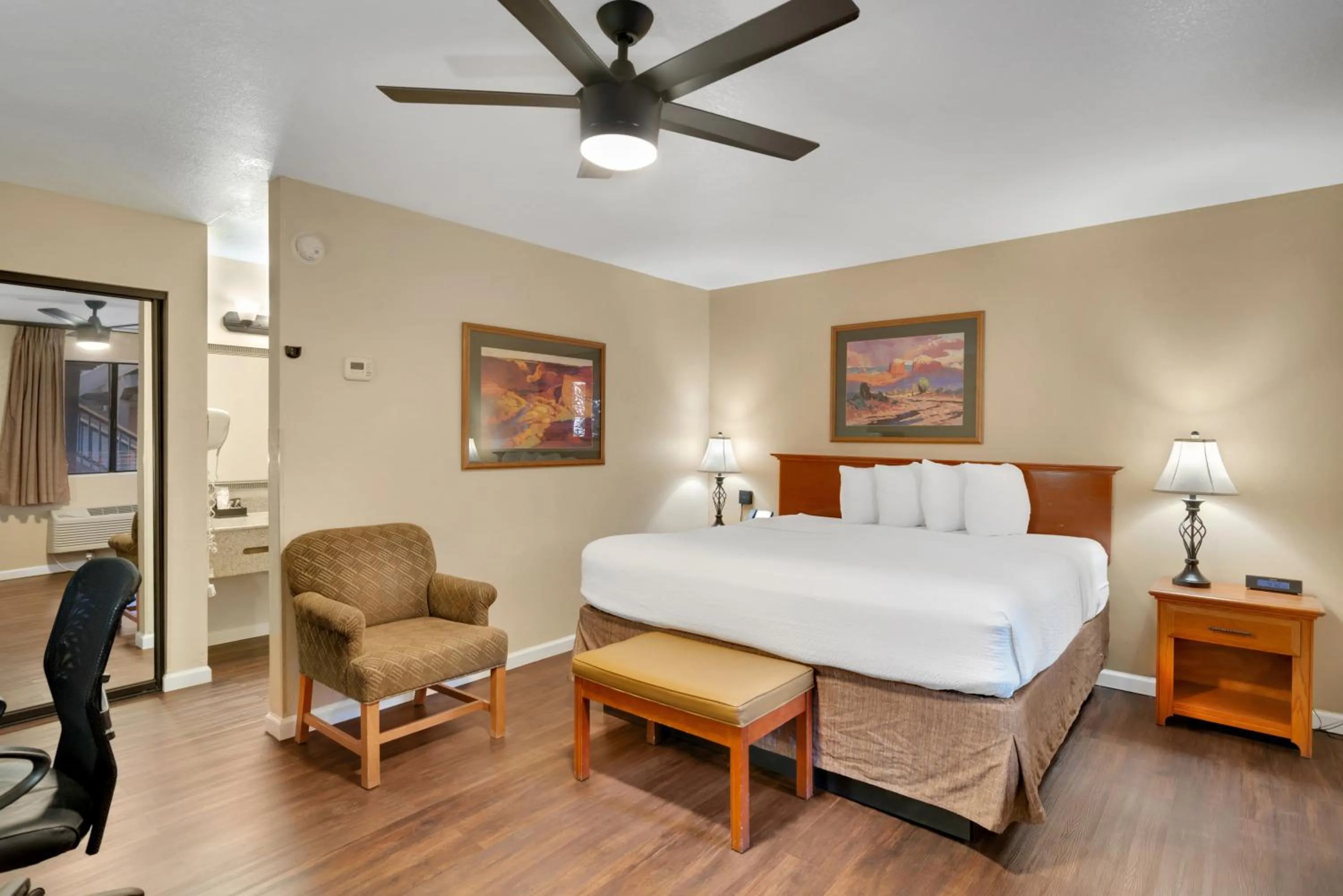 Photo of the whole room, Bed in Clarion Inn