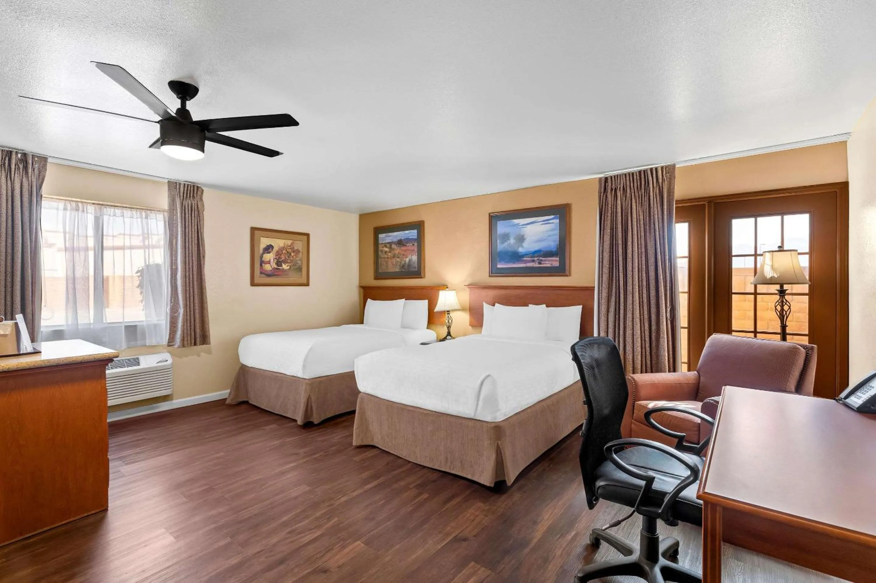 Bedroom, Bed in Clarion Inn