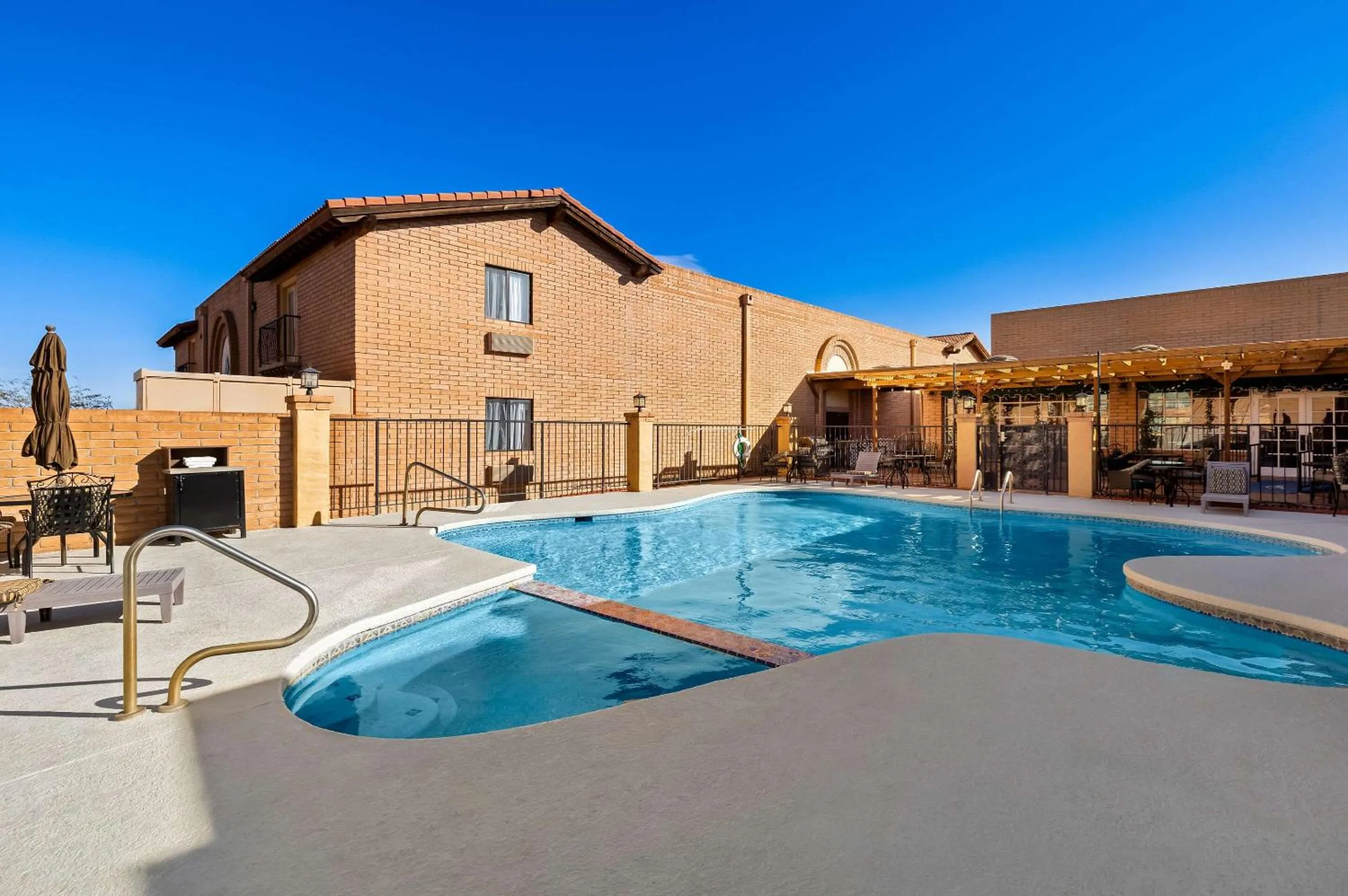 Swimming pool in Clarion Inn