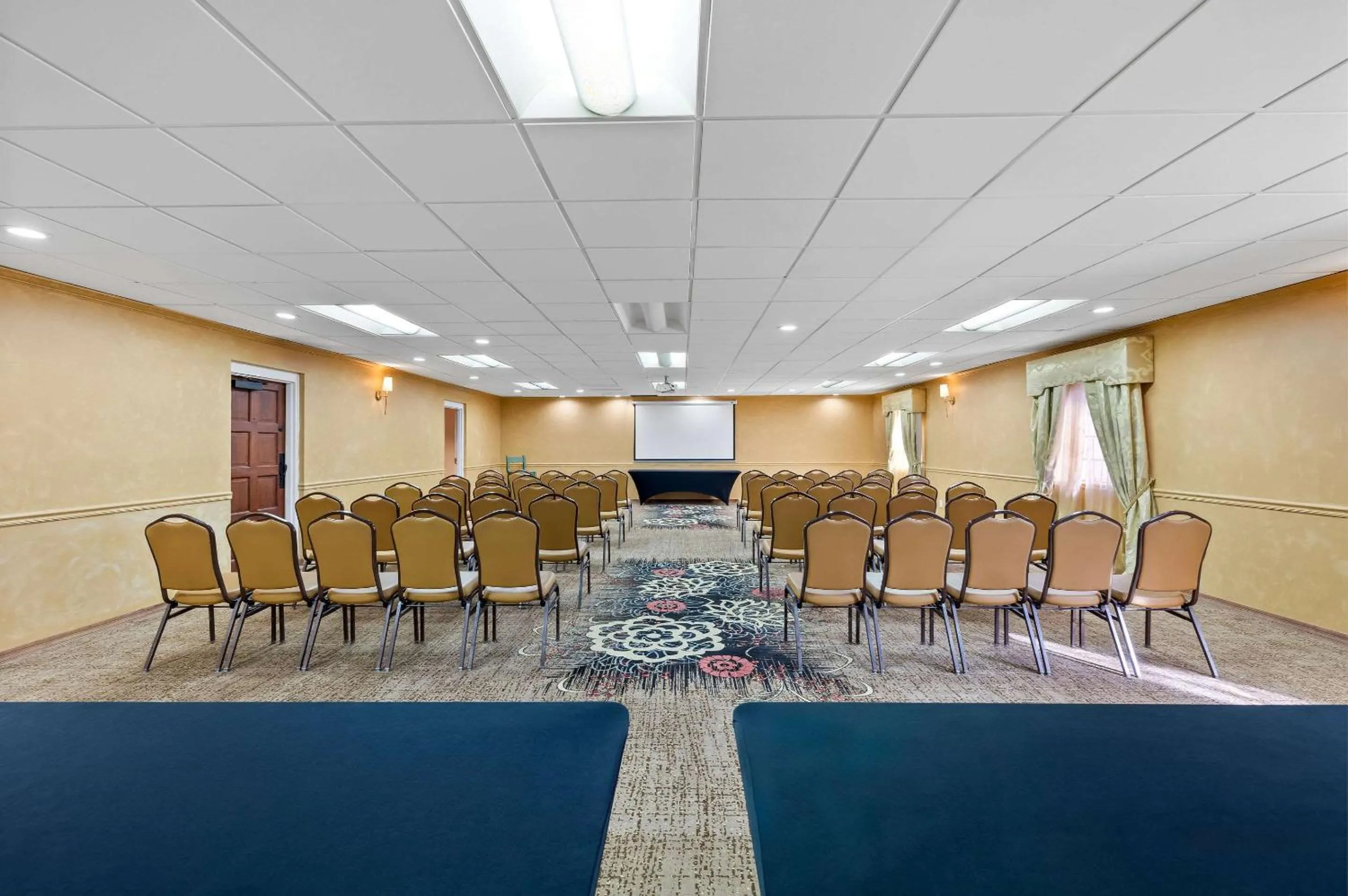 Meeting/conference room in Clarion Inn