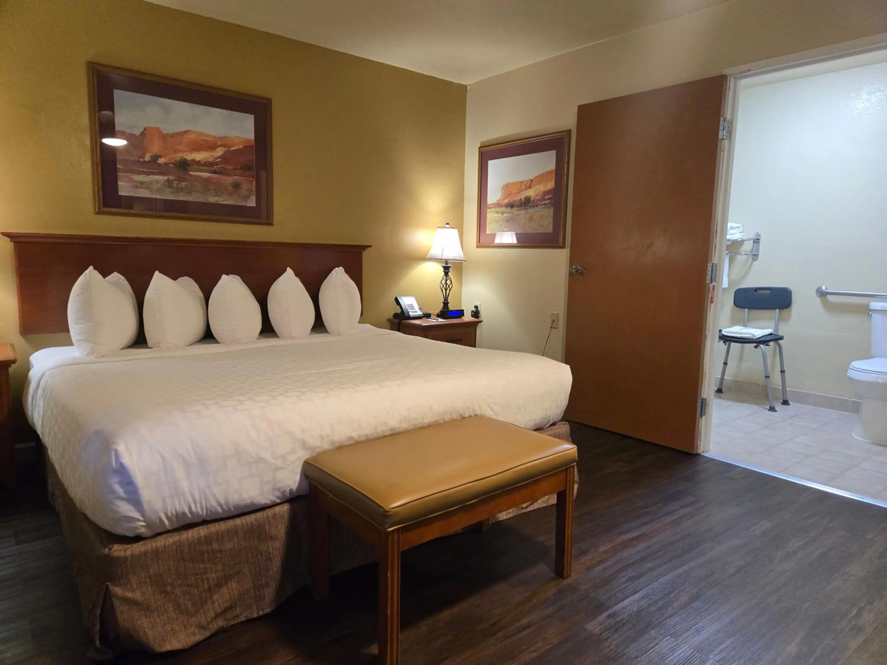 Bedroom, Bed in Clarion Inn