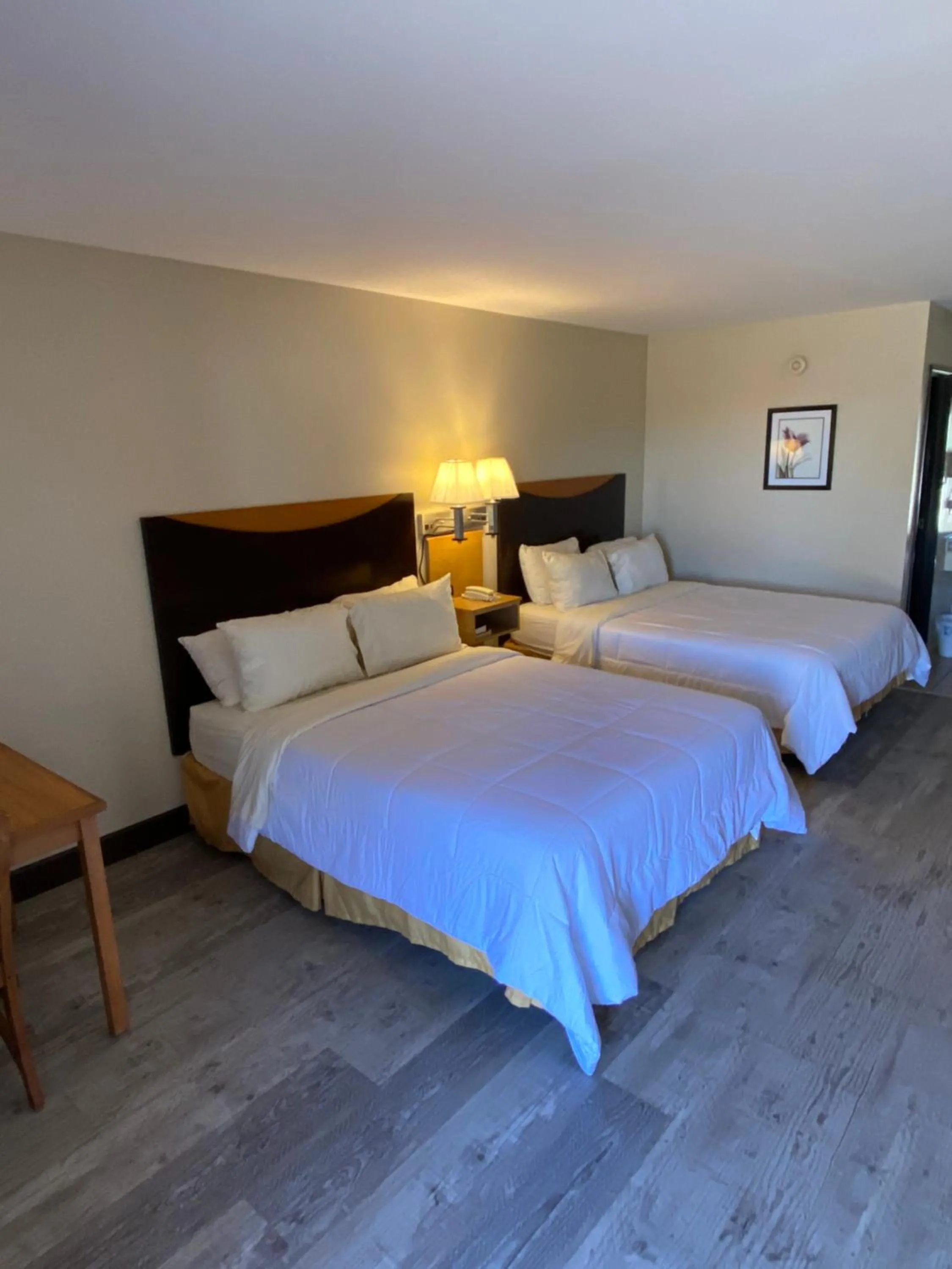 Bed in Four Winds Motel & RV Park