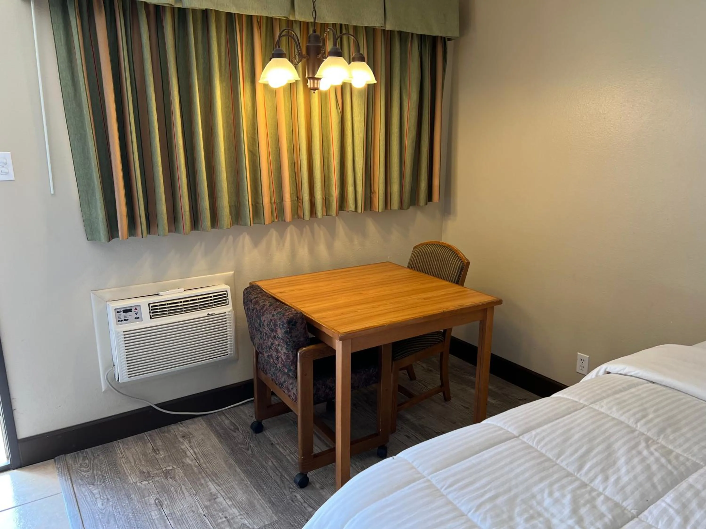 Bed in Four Winds Motel & RV Park